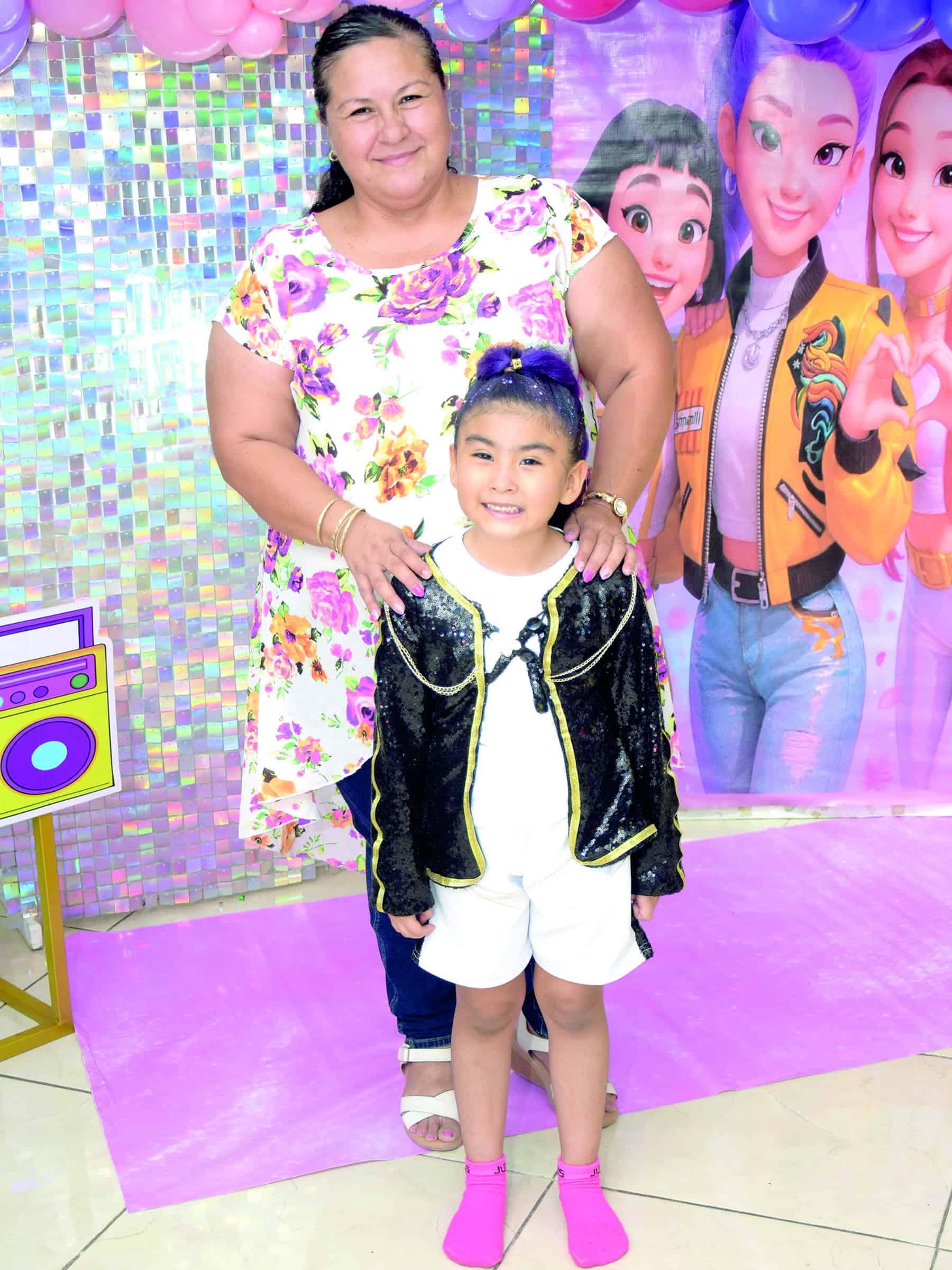 Familia y amigos acompa&ntilde;an a Danna Luc&iacute;a Mazat&aacute;n en su cumplea&ntilde;os