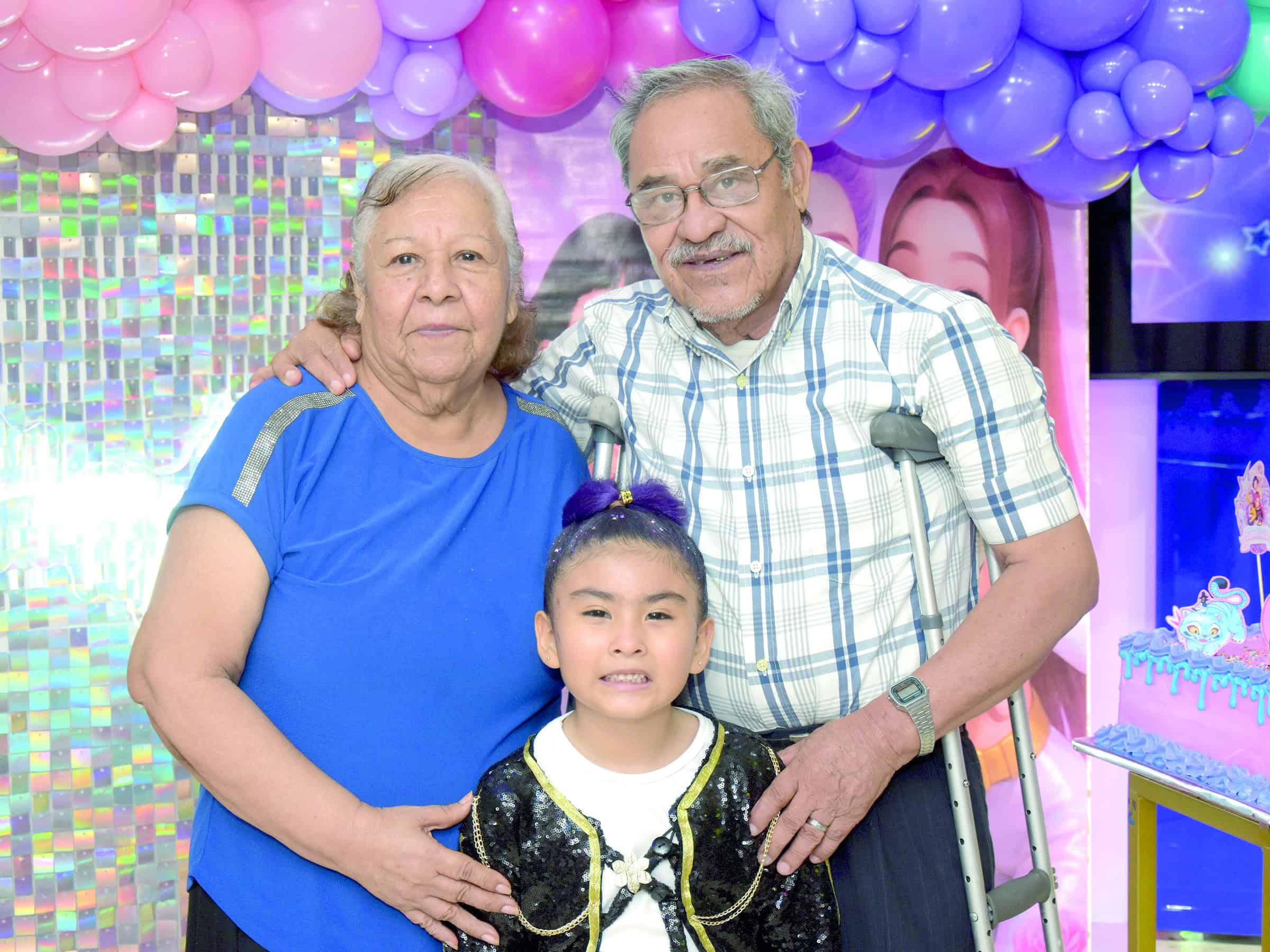 Familia y amigos acompa&ntilde;an a Danna Luc&iacute;a Mazat&aacute;n en su cumplea&ntilde;os