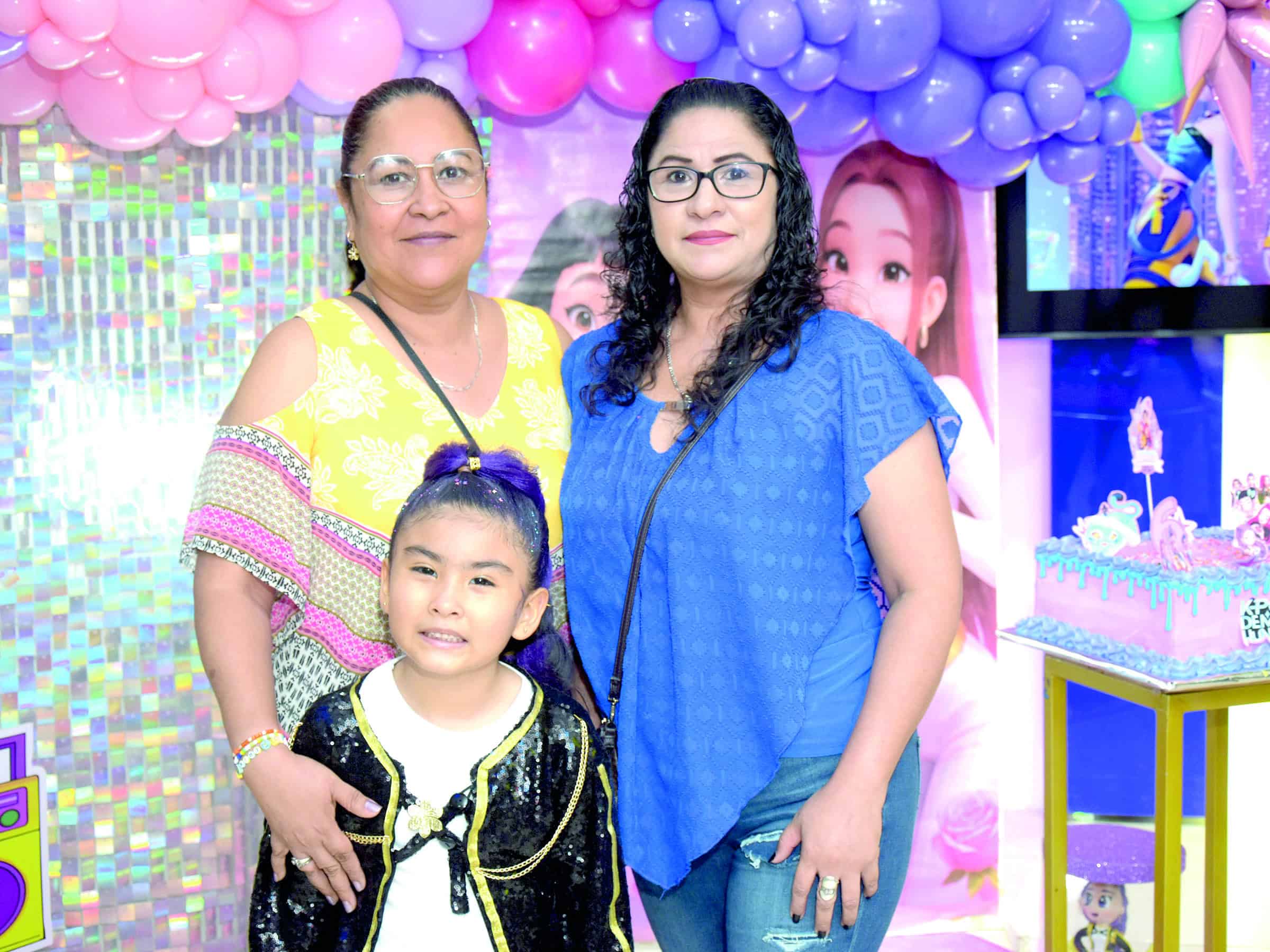 Familia y amigos acompa&ntilde;an a Danna Luc&iacute;a Mazat&aacute;n en su cumplea&ntilde;os
