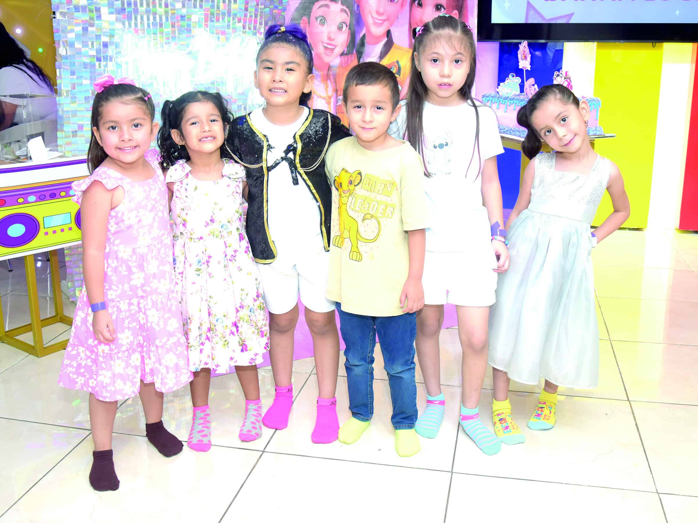 Familia y amigos acompa&ntilde;an a Danna Luc&iacute;a Mazat&aacute;n en su cumplea&ntilde;os