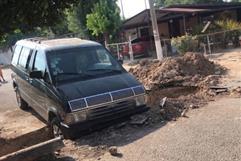 Camioneta cae en profunda zanja y deja a adulto mayor lesionado Camioneta cae en profunda zanja y deja a adulto mayor lesionado