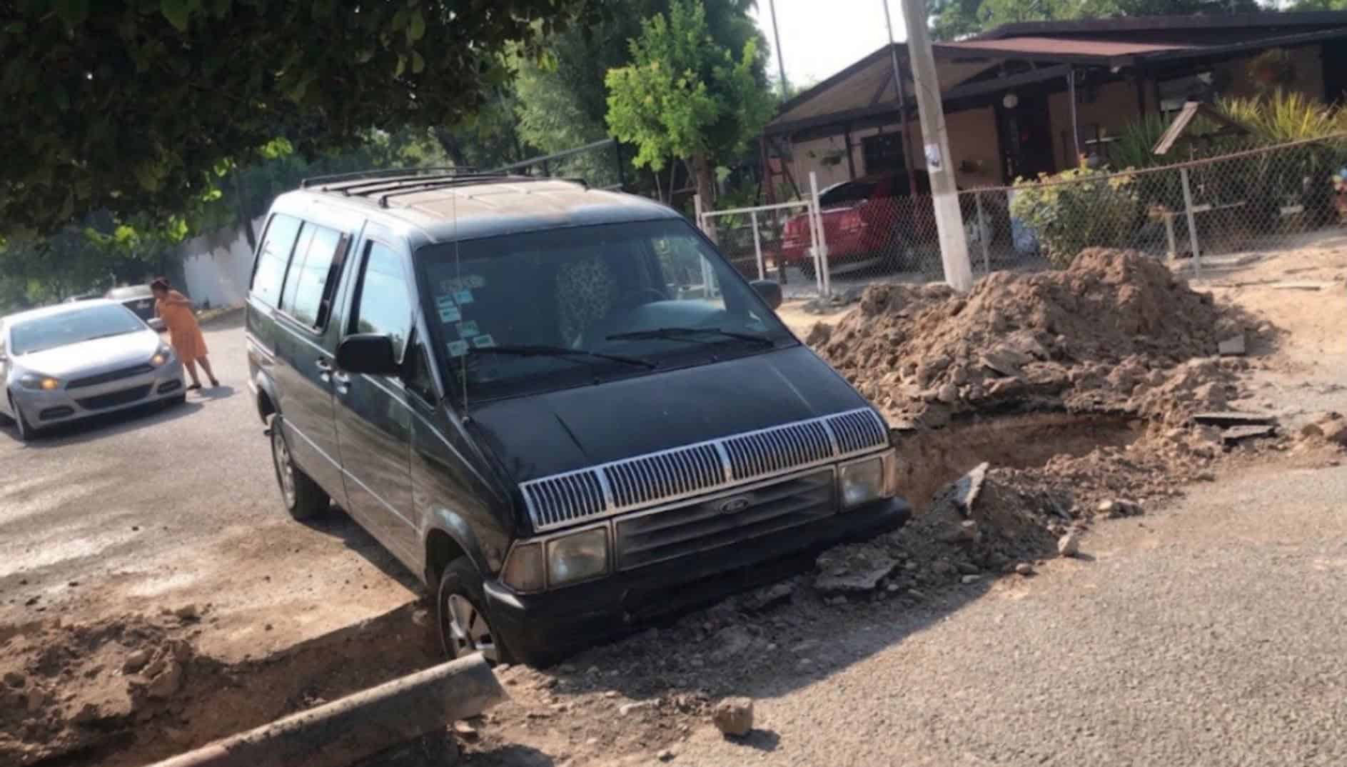 Camioneta cae en profunda zanja y deja a adulto mayor lesionado