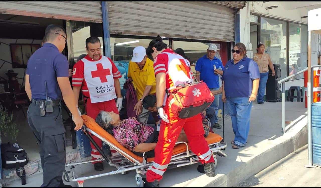 Personal de emergencia atendió a la mujer tras sufrir una convulsión mientras esperaba cobrar su pensión.
