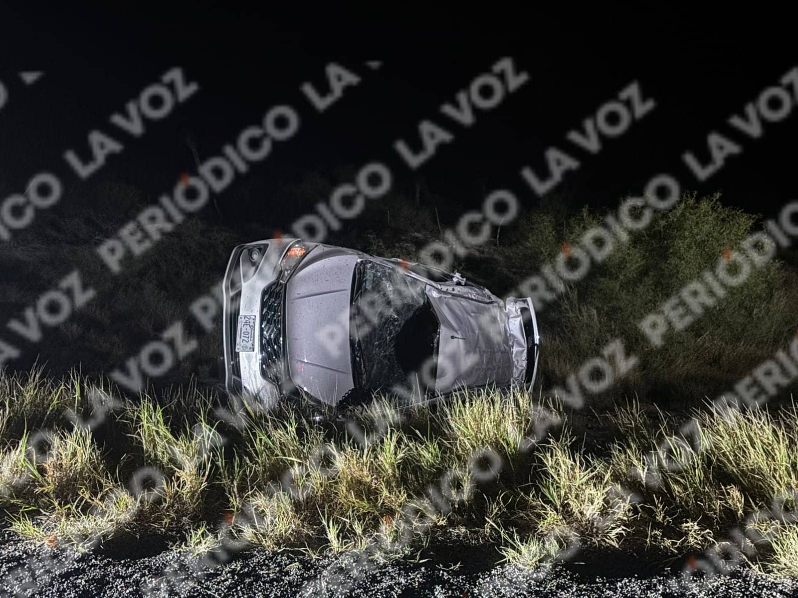 La Suzuki Ertiga terminó volcada sobre la carretera Saltillo-Monclova, donde tres mujeres perdieron la vida y cinco personas resultaron lesionadas.