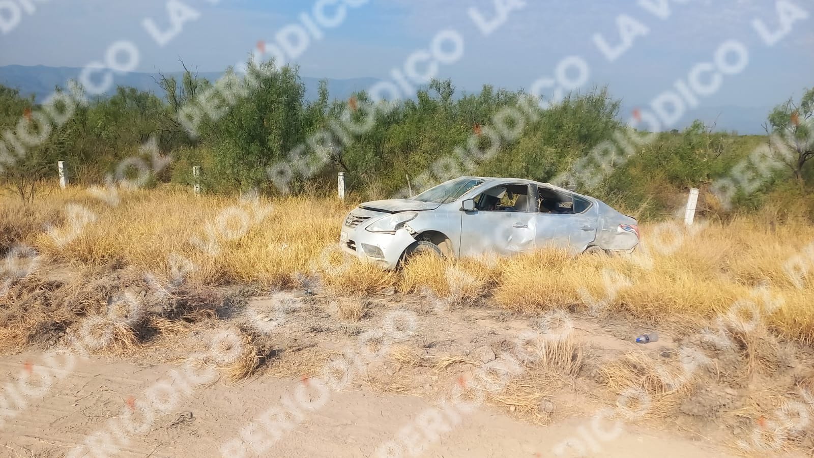 El Nissan Versa terminó sobre sus cuatro ruedas después de volcar en el kilómetro 50 de la carretera Federal 57.