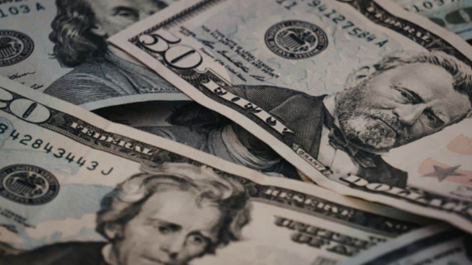 El peso mexicano se fortalece: cotiza a 16.88 pesos por dólar