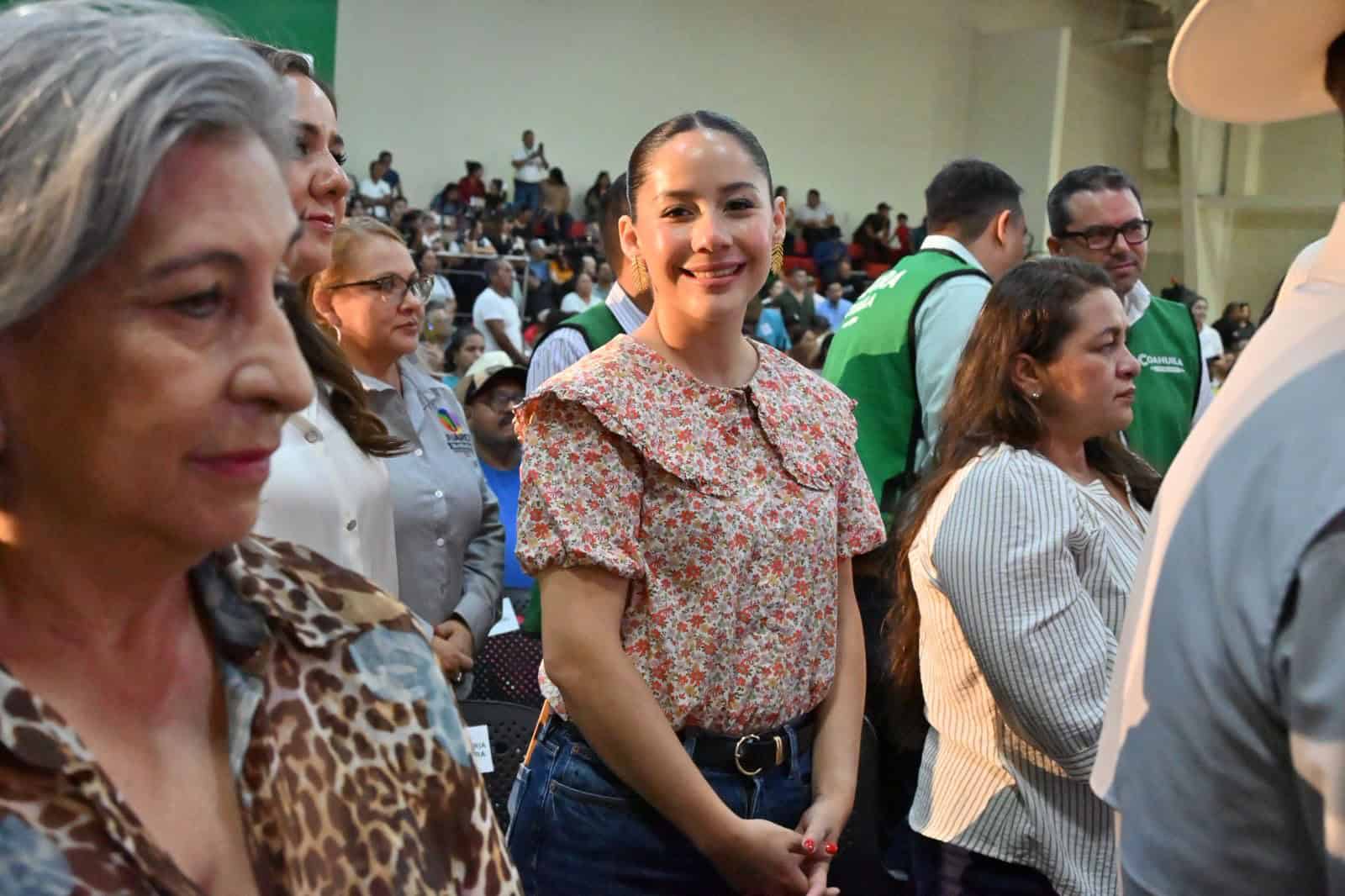 Javier Flores Rodríguez entrega apoyos económicos en San Buenaventura