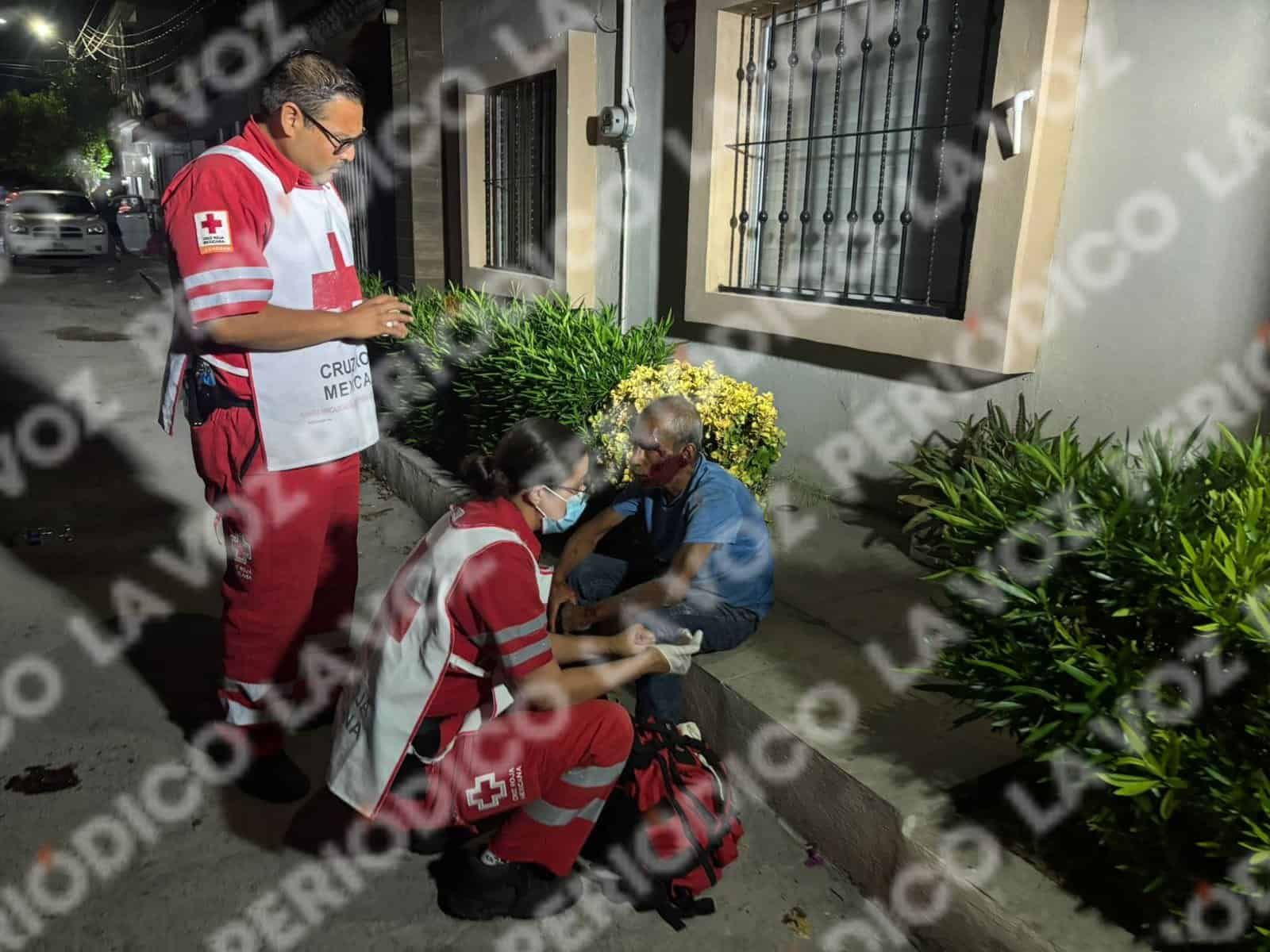 Sufre crisis y cae en plena calle