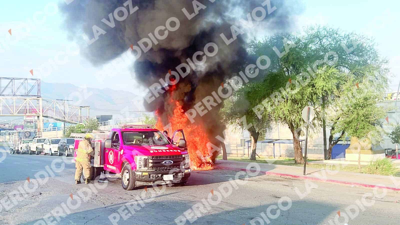 Camioneta Dodge Journey se incendia en Monclova: bomberos controlan el fuego