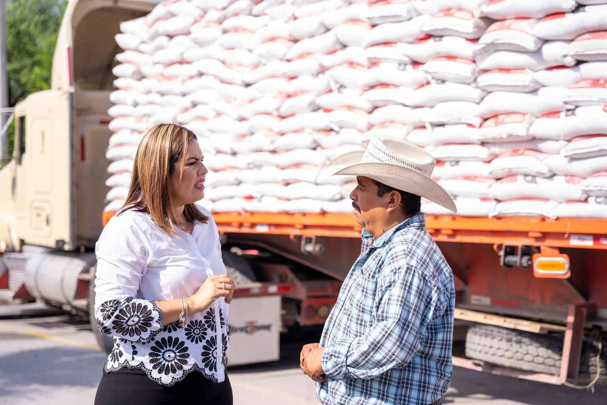 Castaños: Yesica Sifuentes entrega 40 toneladas de alimento a productores Castaños: Yesica Sifuentes entrega 40 toneladas de alimento a productores