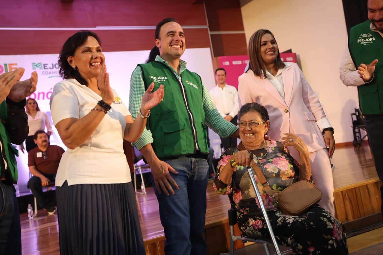 Manolo Jim&eacute;nez entrega apoyos del programa Veamos la Discapacidad en Coahuila