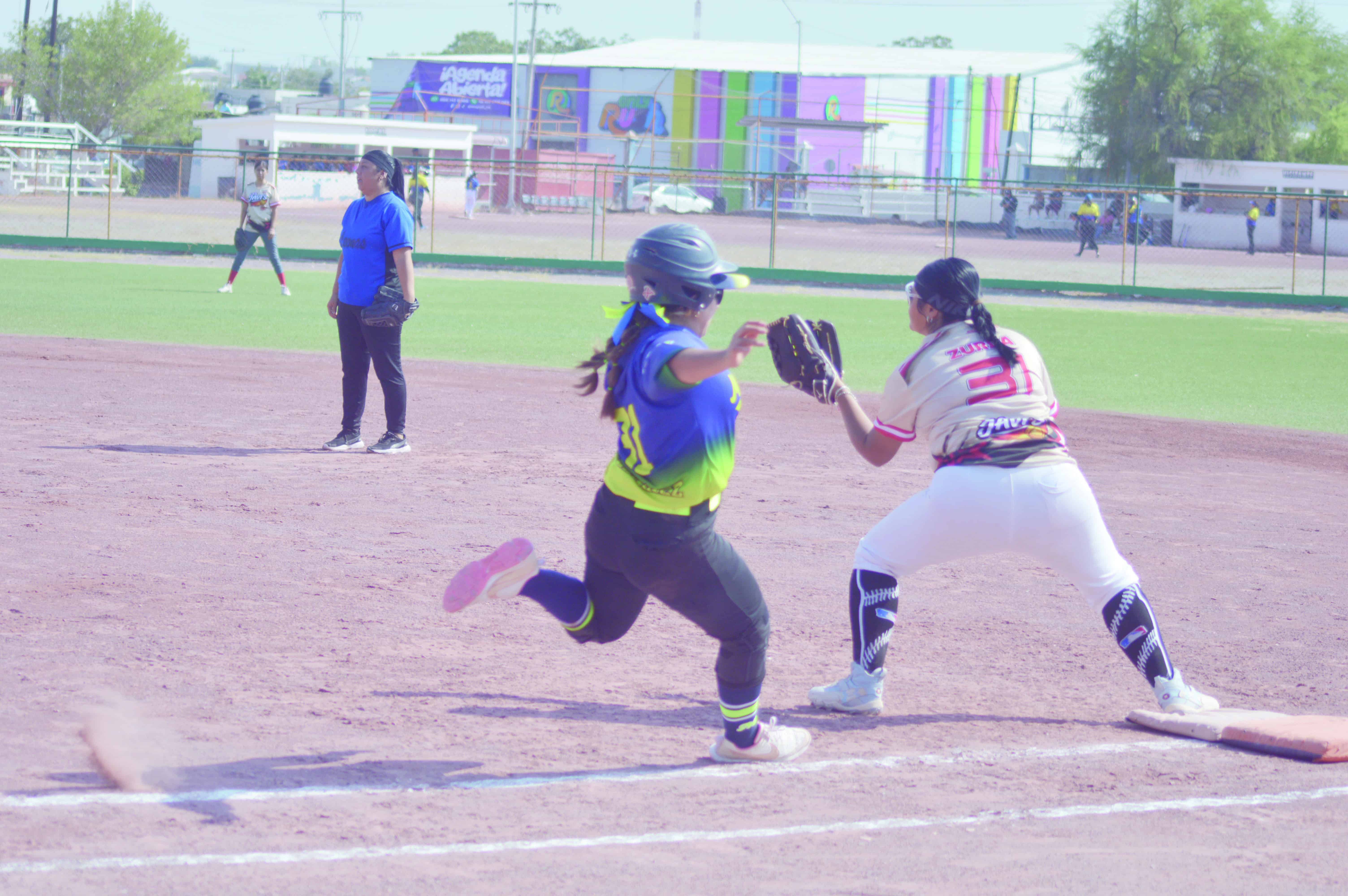 Mitoteras logran remontar y vencer a Javis: 11-6 en softbol