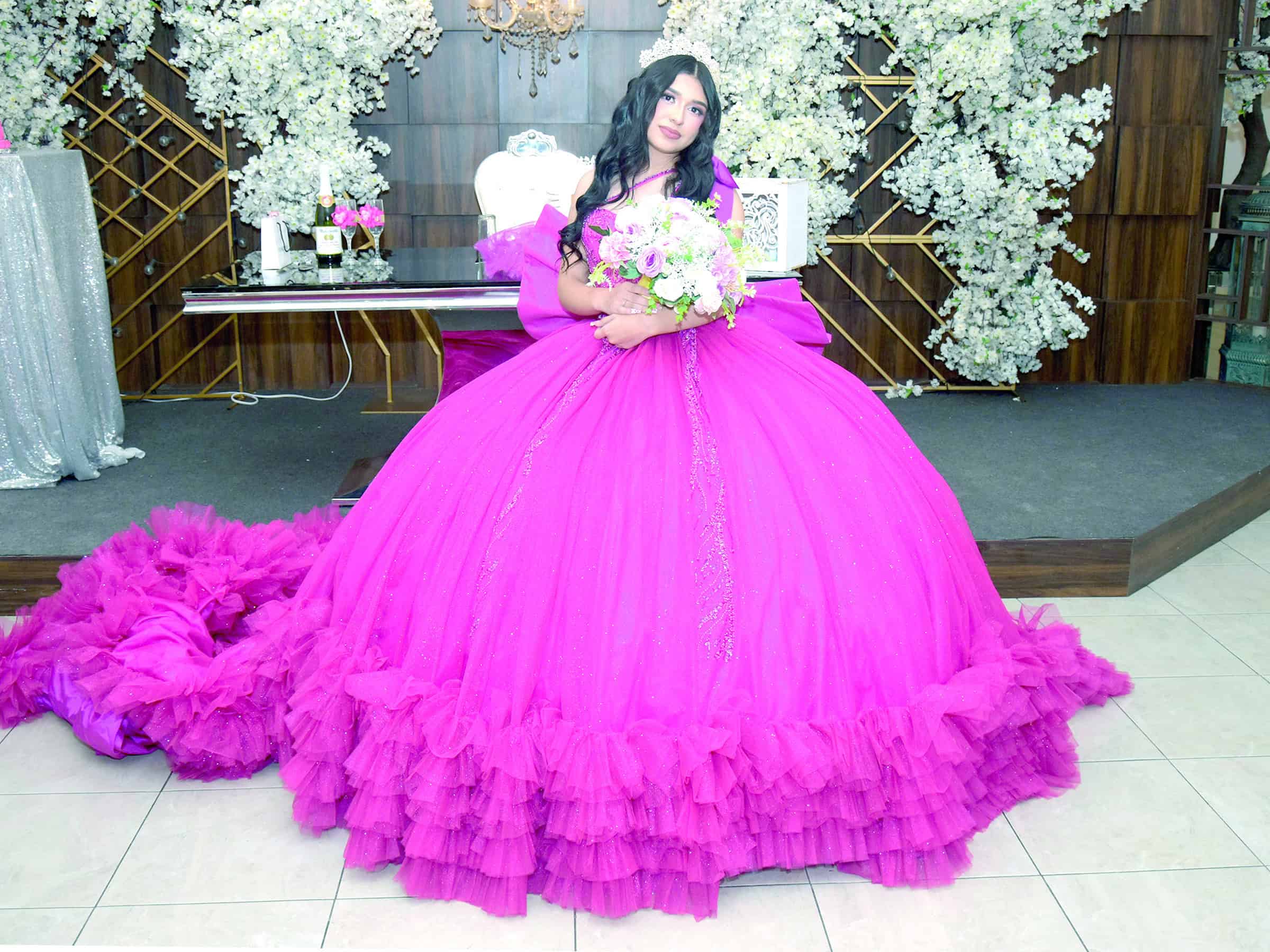 Gina Palomo celebra sus XV a&ntilde;os rodeada de seres queridos