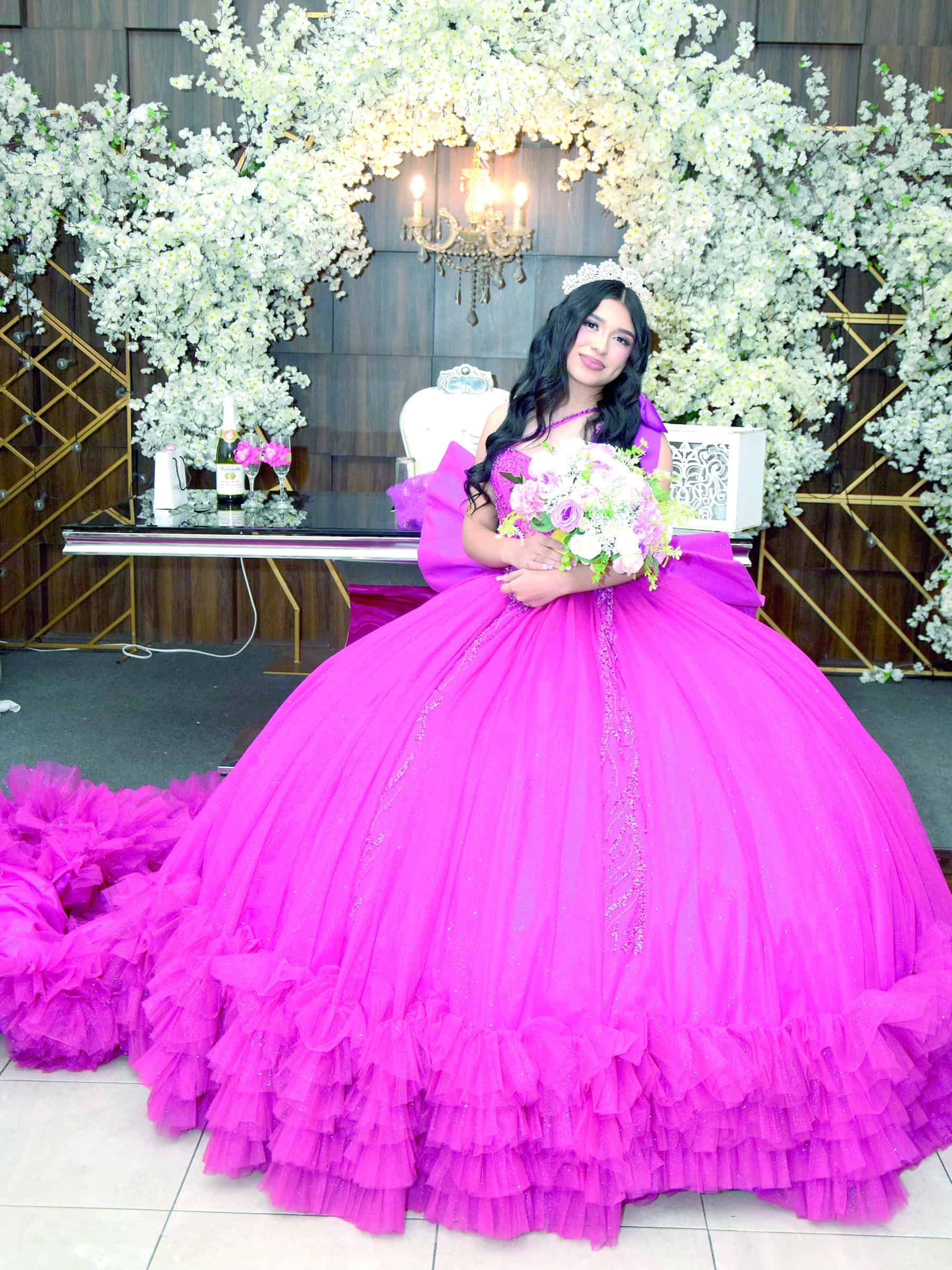 Gina Palomo celebra sus XV a&ntilde;os rodeada de seres queridos