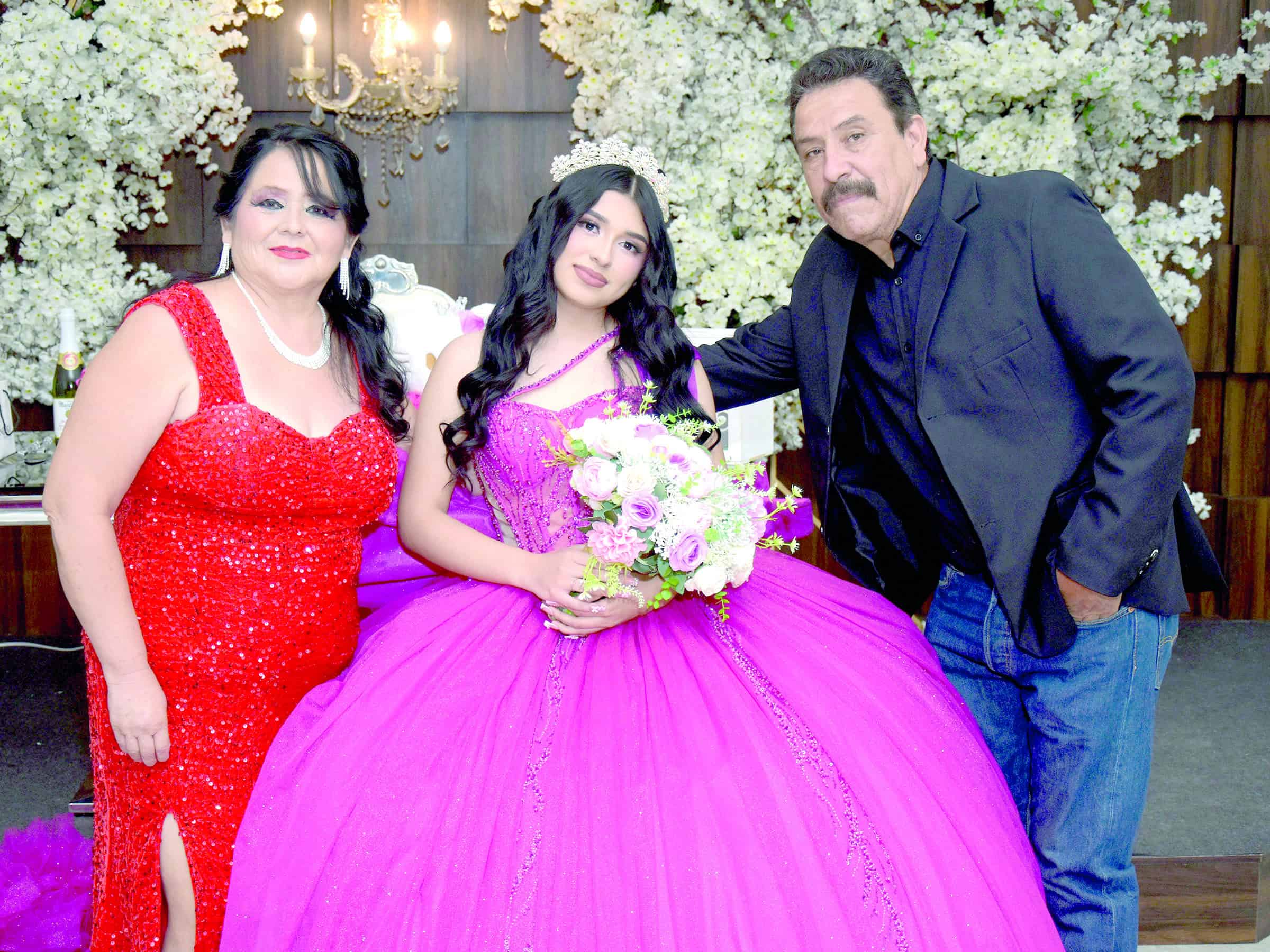 Gina Palomo celebra sus XV a&ntilde;os rodeada de seres queridos