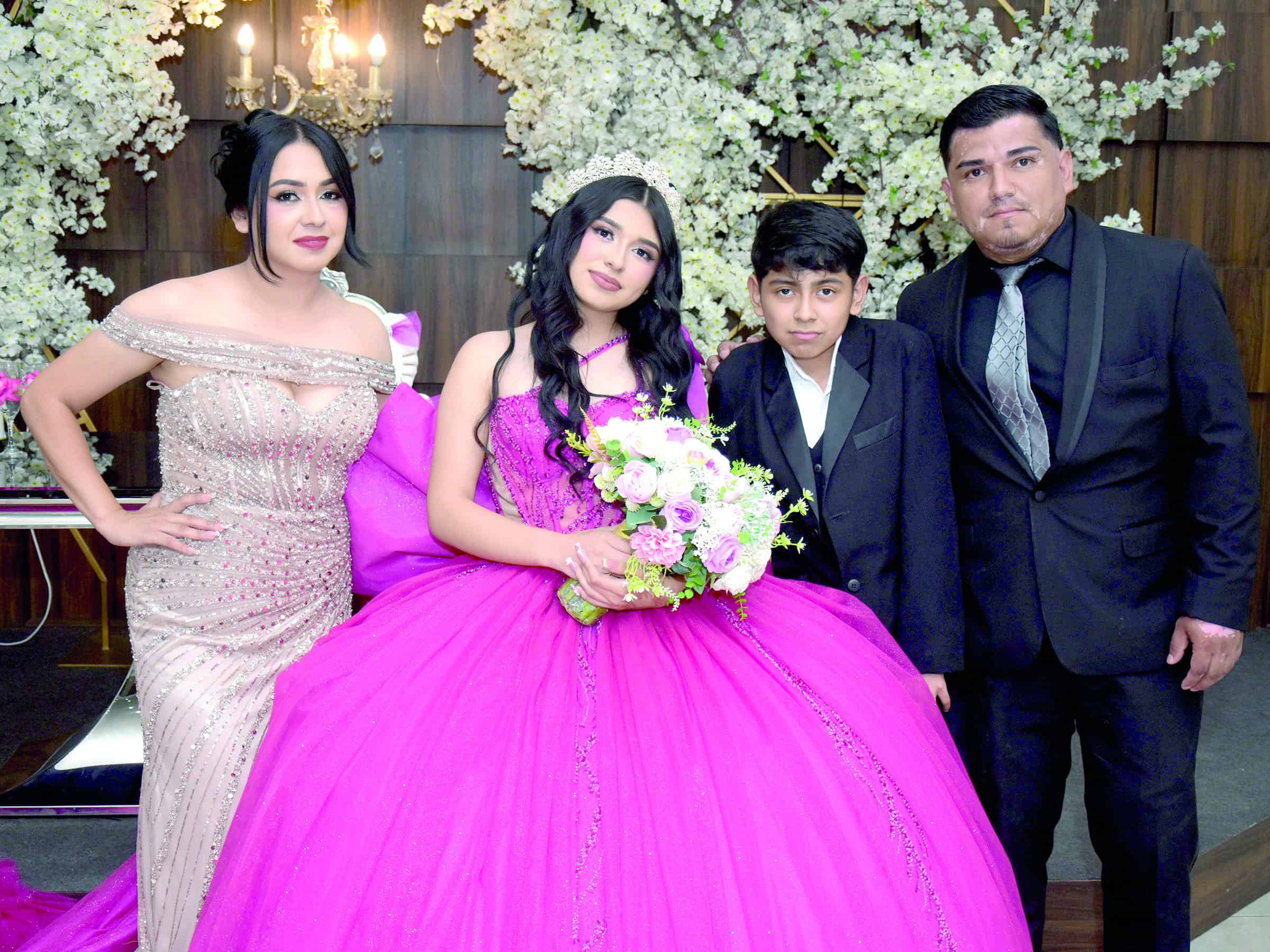 Gina Palomo celebra sus XV a&ntilde;os rodeada de seres queridos