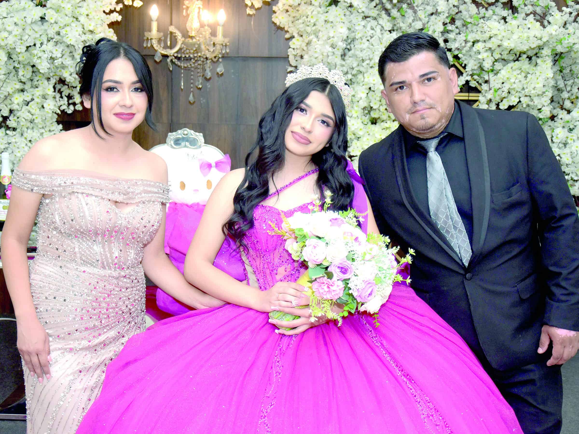 Gina Palomo celebra sus XV a&ntilde;os rodeada de seres queridos