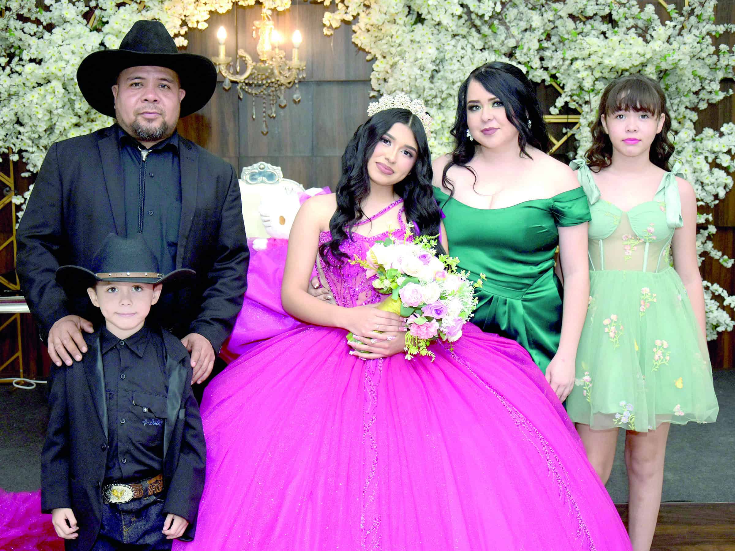 Gina Palomo celebra sus XV a&ntilde;os rodeada de seres queridos