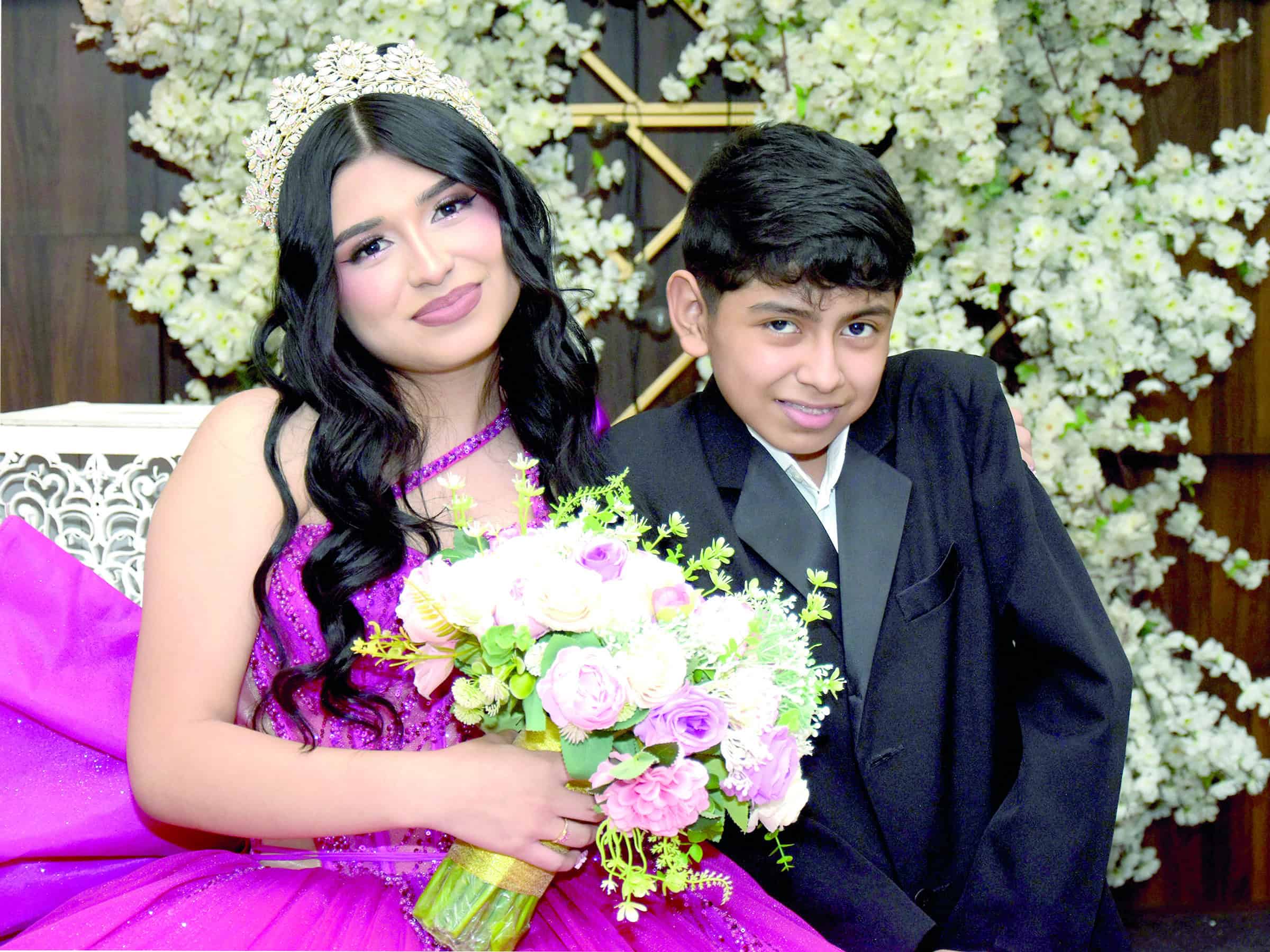 Gina Palomo celebra sus XV a&ntilde;os rodeada de seres queridos