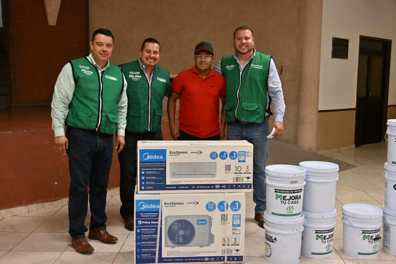 Javier Flores Rodríguez entrega materiales a bajo costo en San Buenaventura