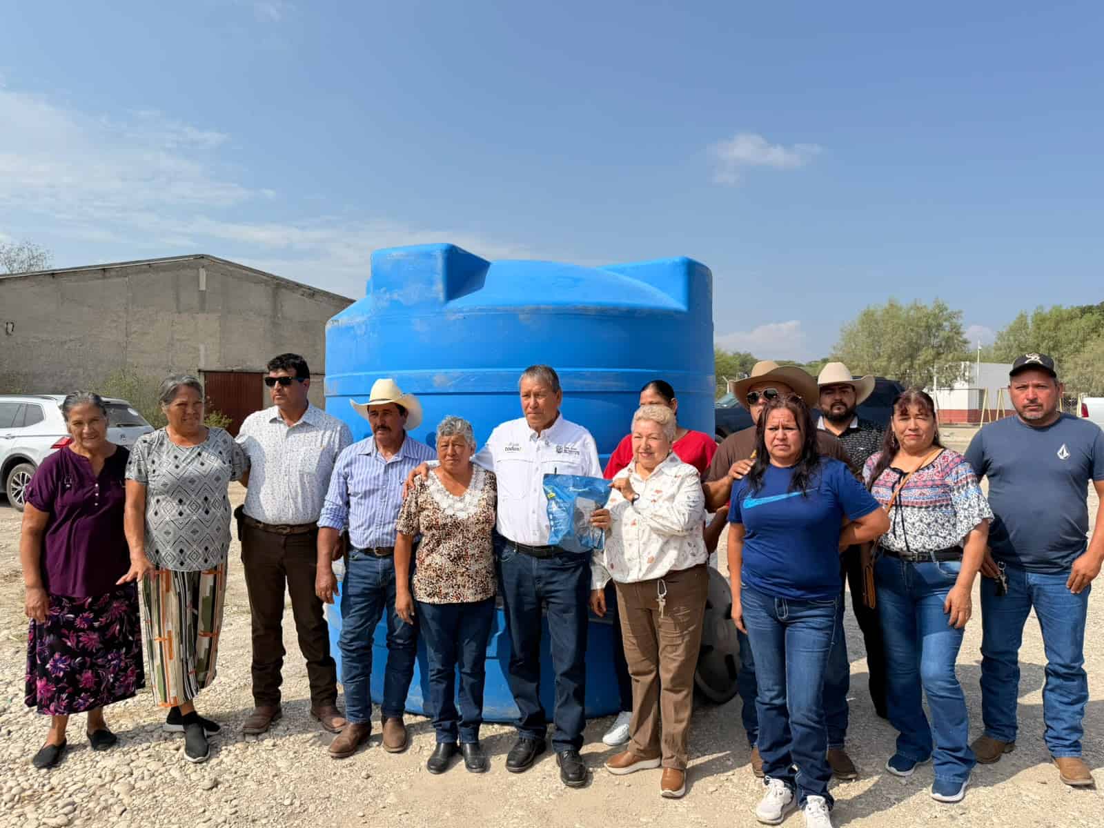 Óscar Ríos entrega cisterna de agua en Rancho Nuevo, Coahuila
