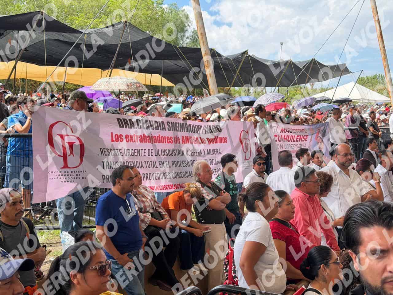 Ex trabajadores de AHMSA acuden al informe de Claudia Sheinbaum