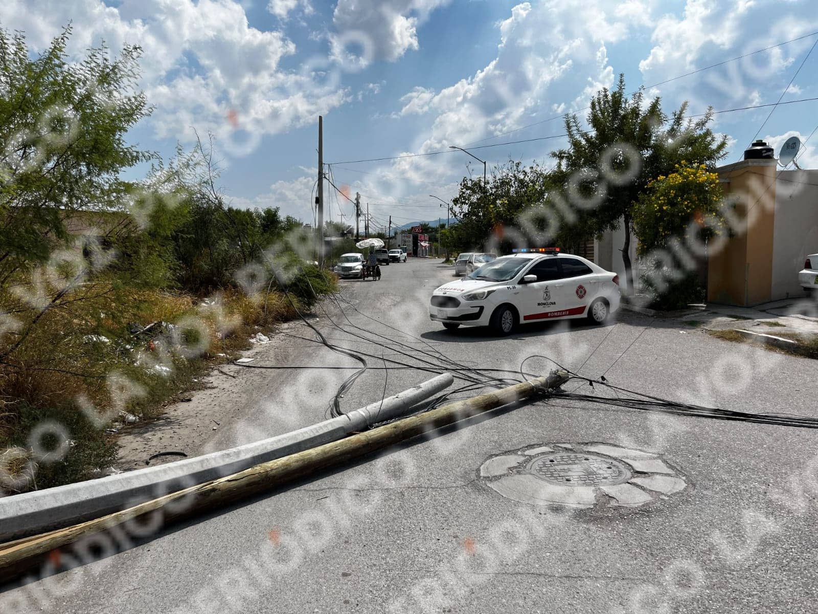 Tumba dos postes y deja sin luz a vecinos