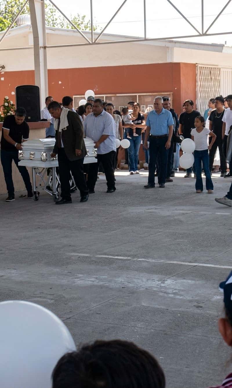 Entre globos y l&aacute;grimas, despiden a Alexander