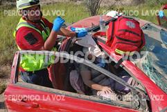 Vuelca automóvil tras reventar neumático Vuelca automóvil tras reventar neumático