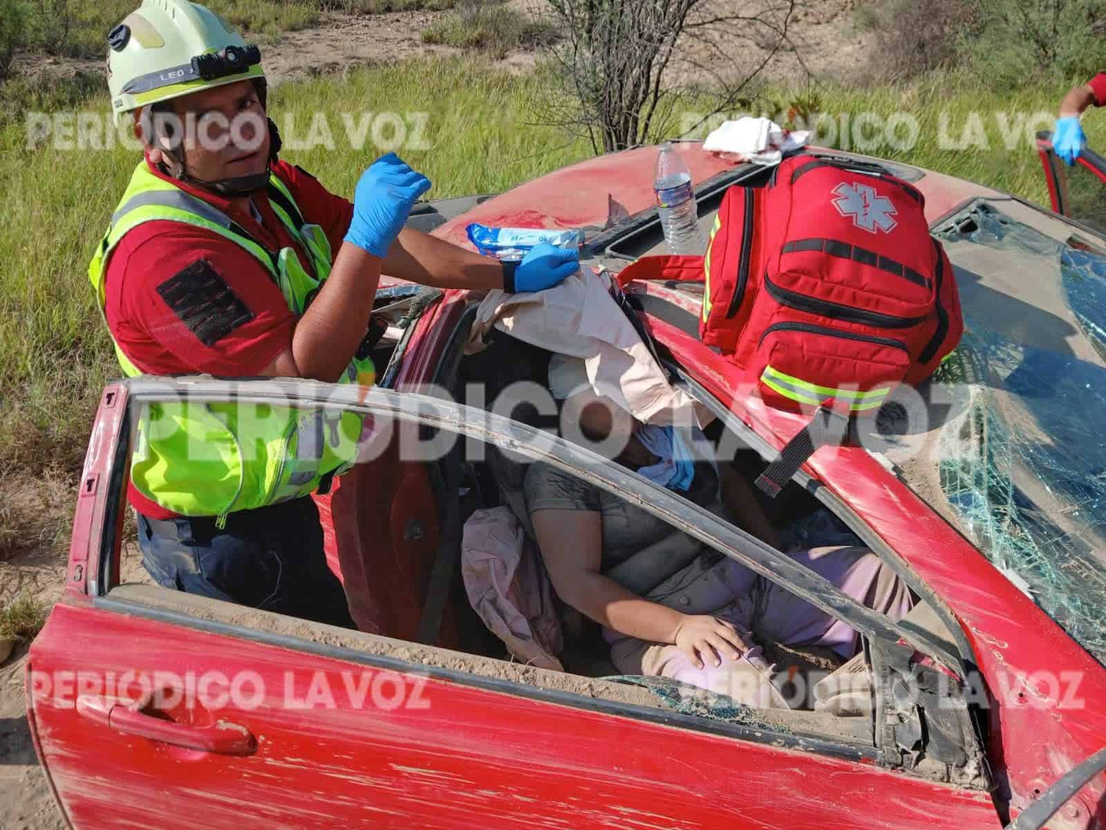 Vuelca autom&oacute;vil tras reventar neum&aacute;tico