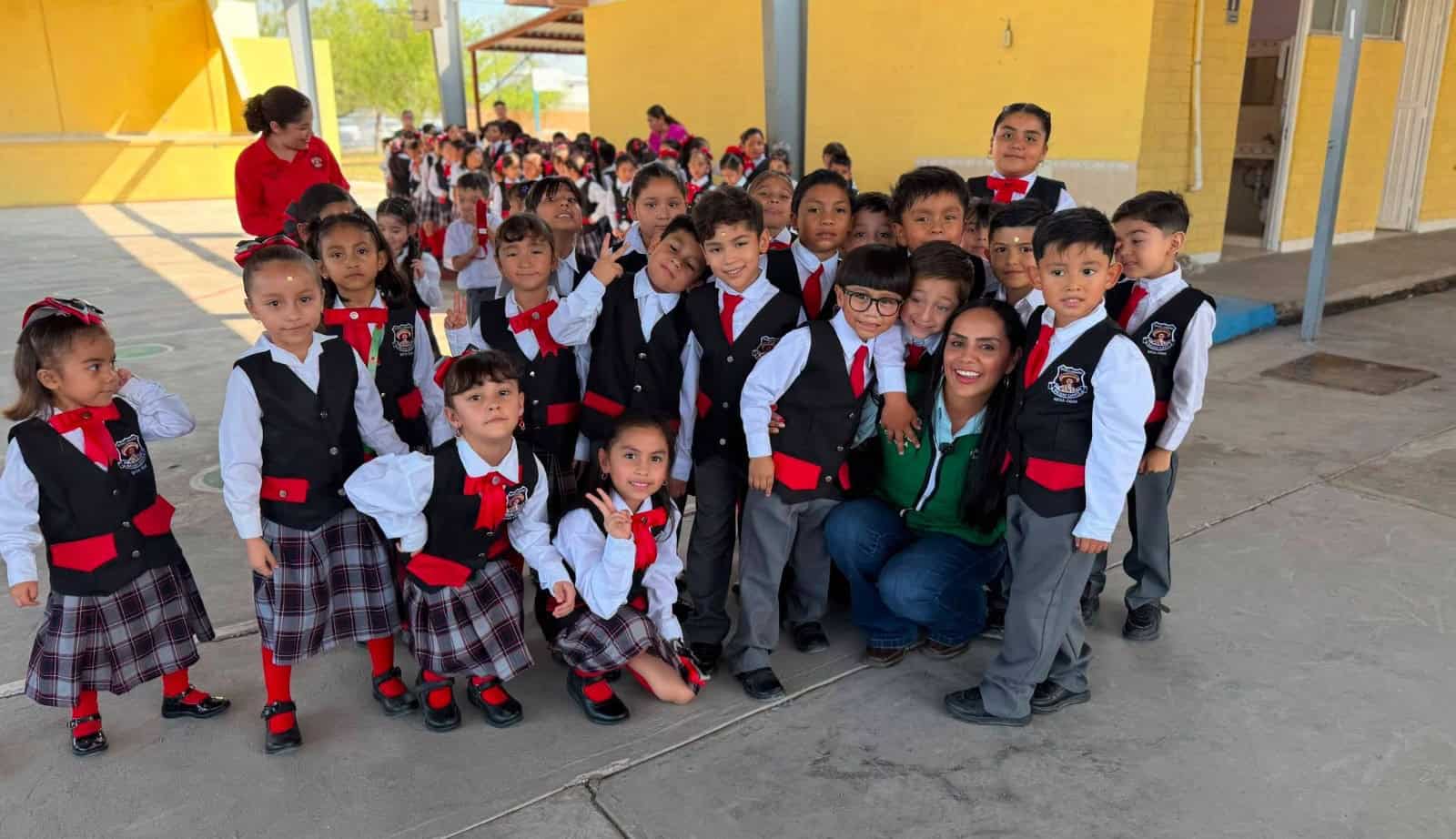 Estudiantes de Escuela Emiliano Zapata reciben útiles escolares en Nava, Coah.