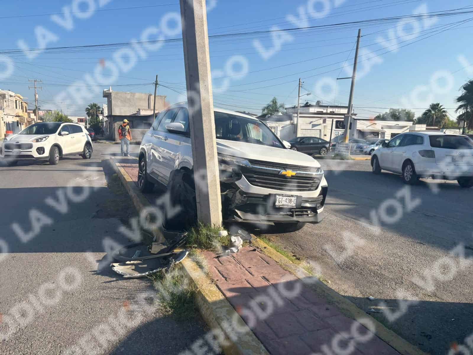 Enfermera sufre accidente al chocar su camioneta contra un poste