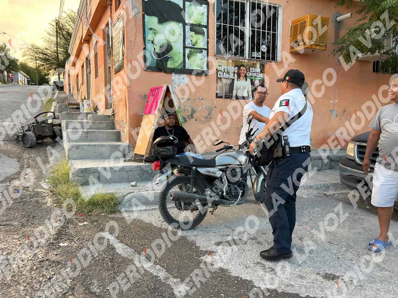 Choque entre automóvil y motocicleta deja daños en Monclova