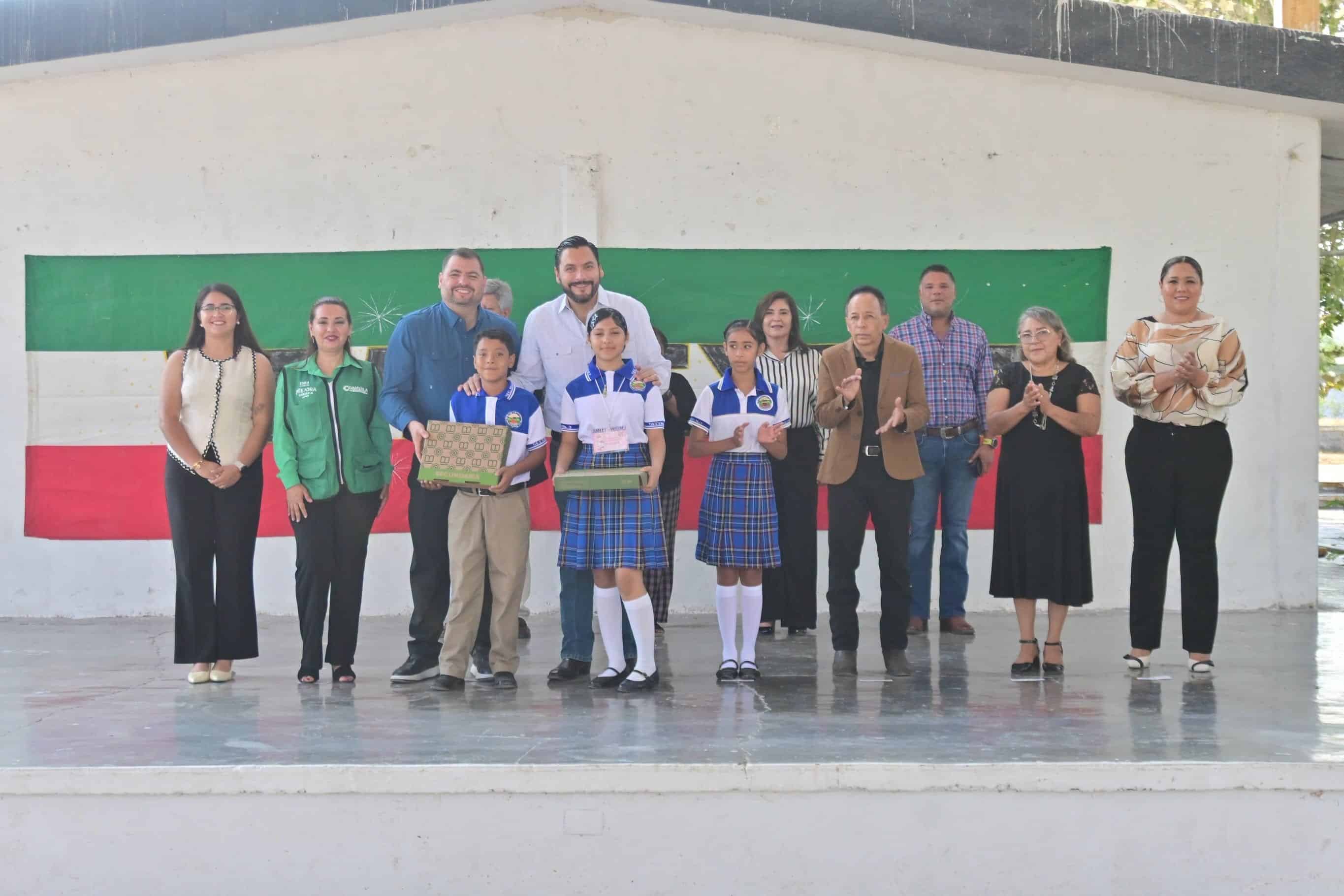Carlos Villarreal entrega minisplits y &uacute;tiles escolares en Monclova
