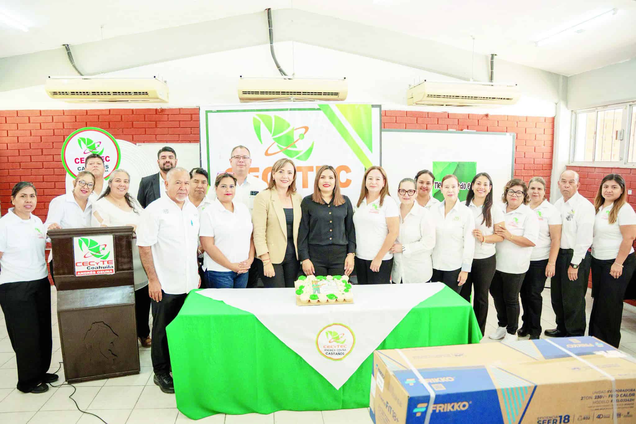 Yesica Sifuentes entrega minisplit en el aniversario del CECyTEC Castaños Yesica Sifuentes entrega minisplit en el aniversario del CECyTEC Castaños