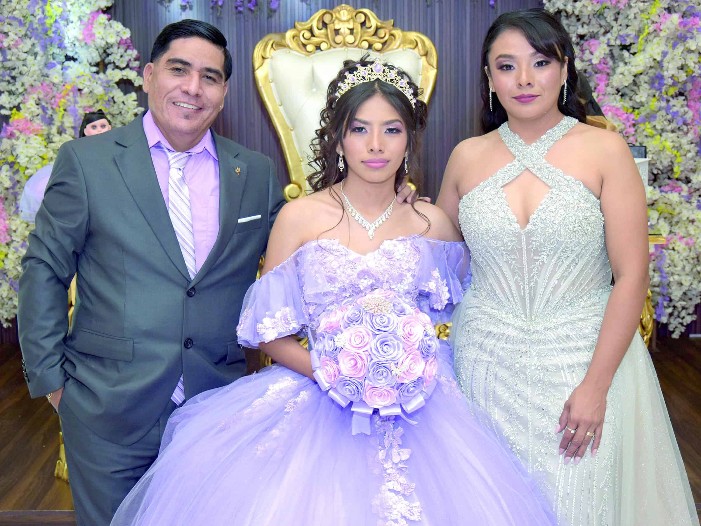 Familia y amigos acompa&ntilde;an a Katherine Hern&aacute;ndez en su celebraci&oacute;n de XV a&ntilde;os