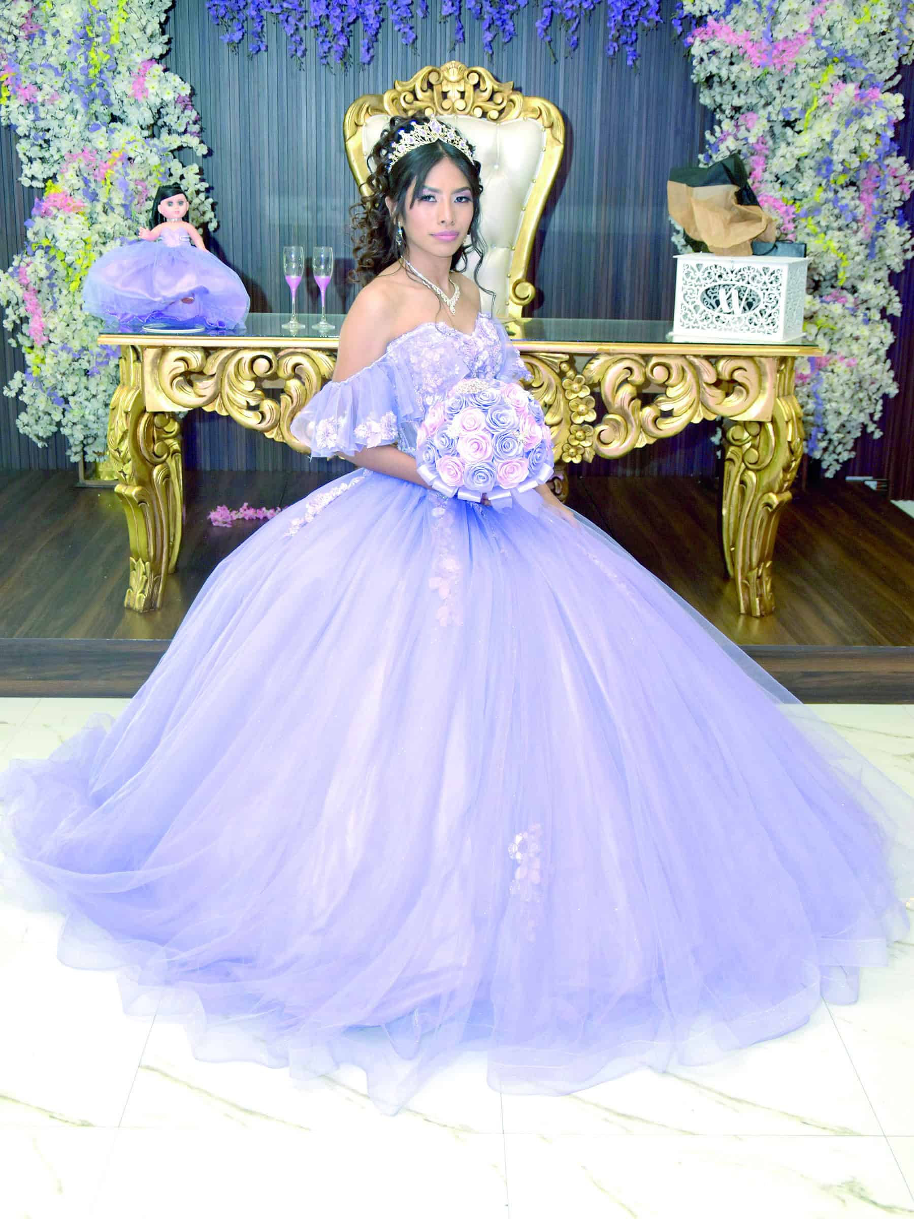 Familia y amigos acompa&ntilde;an a Katherine Hern&aacute;ndez en su celebraci&oacute;n de XV a&ntilde;os