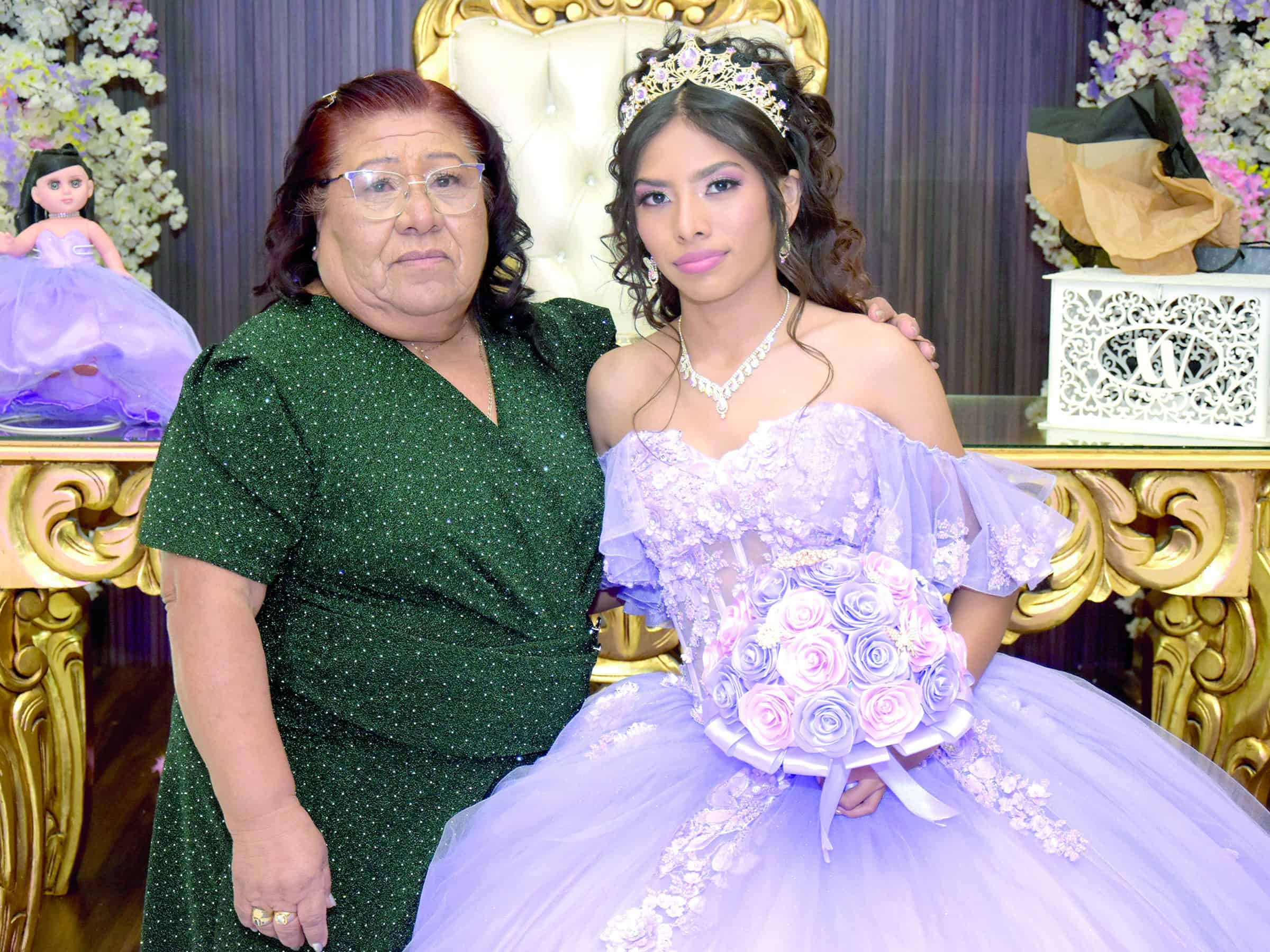 Familia y amigos acompa&ntilde;an a Katherine Hern&aacute;ndez en su celebraci&oacute;n de XV a&ntilde;os