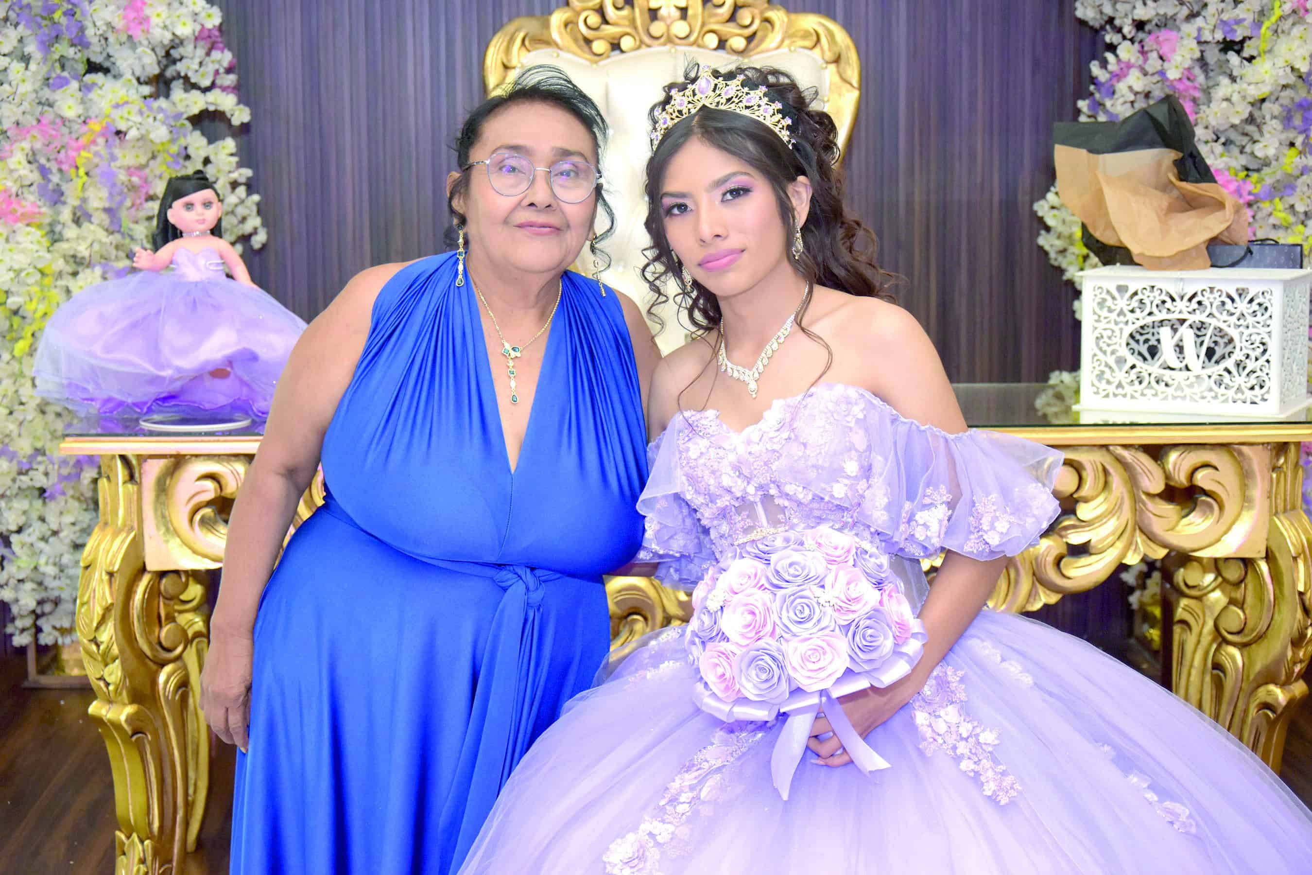 Familia y amigos acompa&ntilde;an a Katherine Hern&aacute;ndez en su celebraci&oacute;n de XV a&ntilde;os
