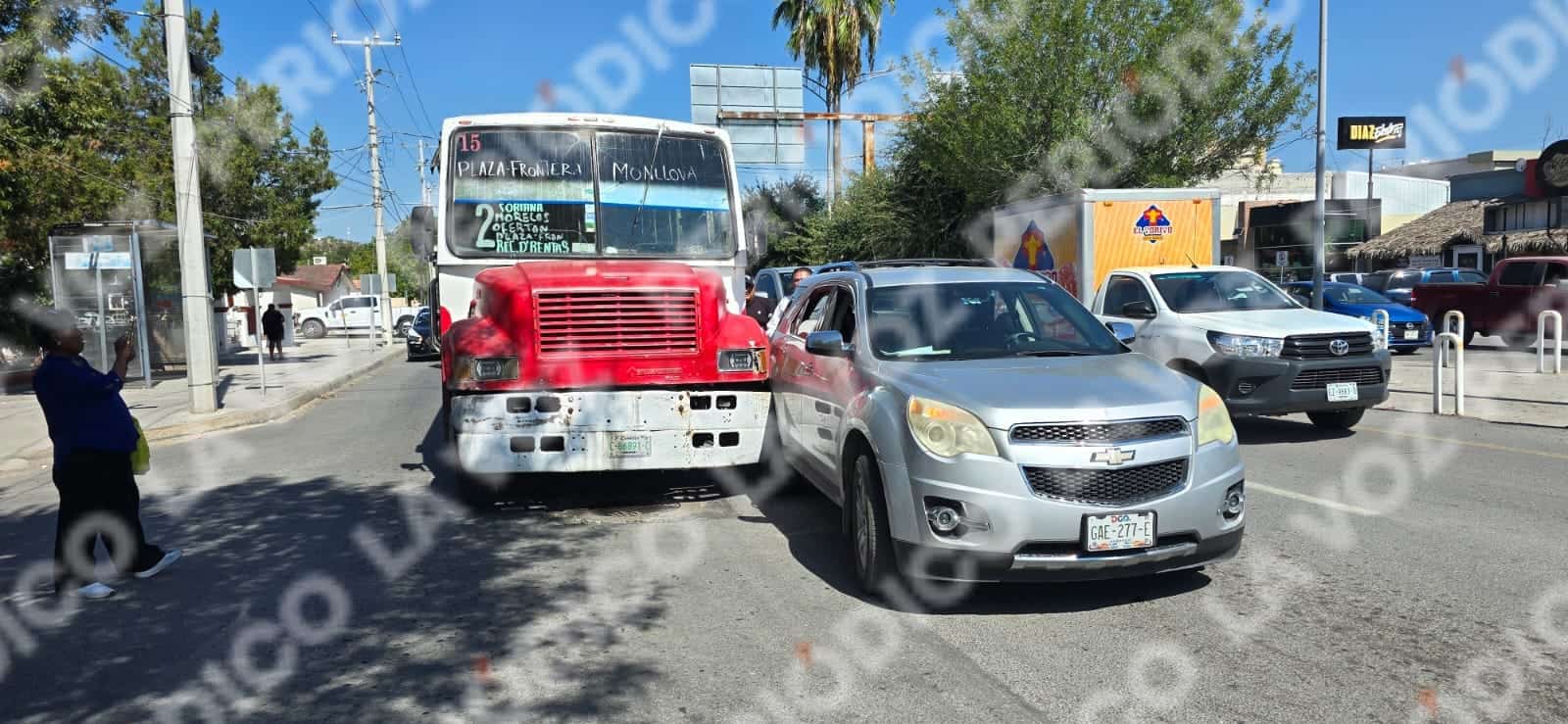 Invade carril a cami&oacute;n y manda a mujer y su beb&eacute; al hospital