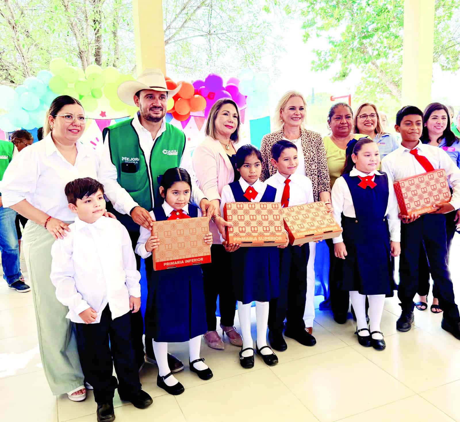 Laura Jim&eacute;nez Guti&eacute;rrez entrega &uacute;tiles escolares en M&uacute;zquiz