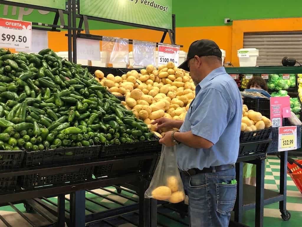 Productos de la canasta alimentaria exhibidos en un mercado, donde algunos alimentos registraron fuertes aumentos durante agosto.