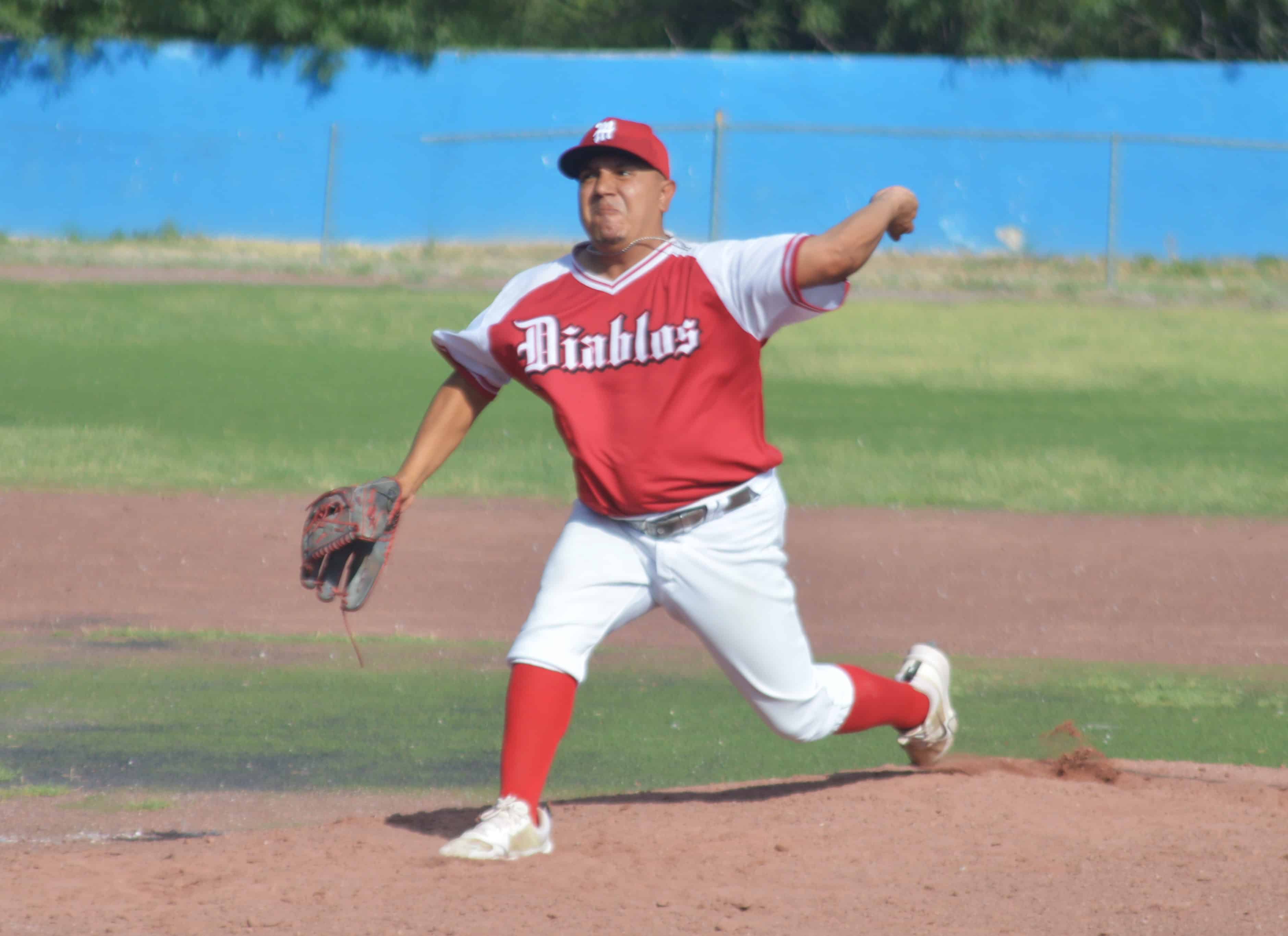 Diablos vencen a Indios: 11-3 en Liga de Béisbol 40 Años Diablos vencen a Indios: 11-3 en Liga de Béisbol 40 Años