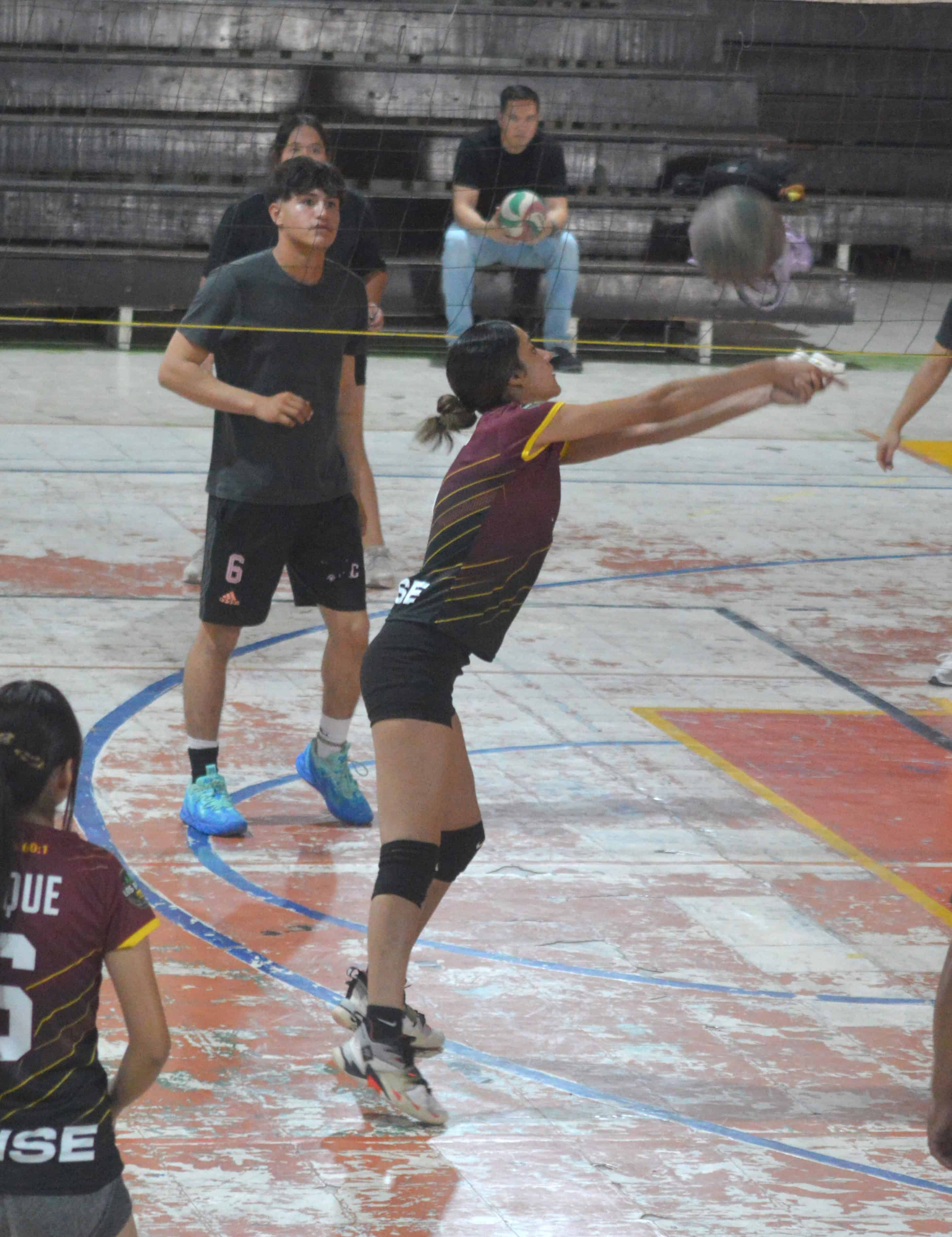 Bulls vencen a Shadows en el Gimnasio Municipal Milo Mart&iacute;nez