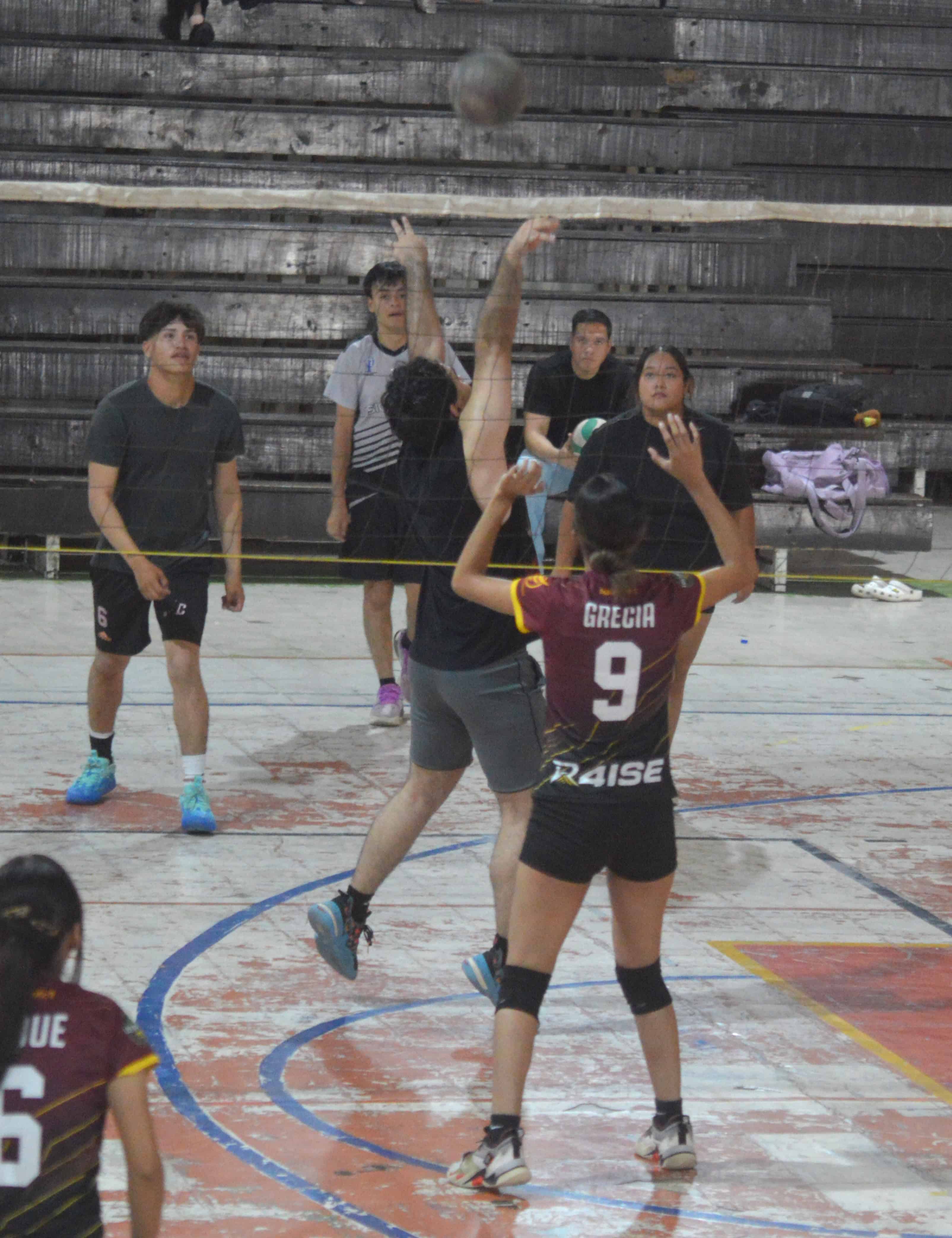 Bulls vencen a Shadows en el Gimnasio Municipal Milo Mart&iacute;nez