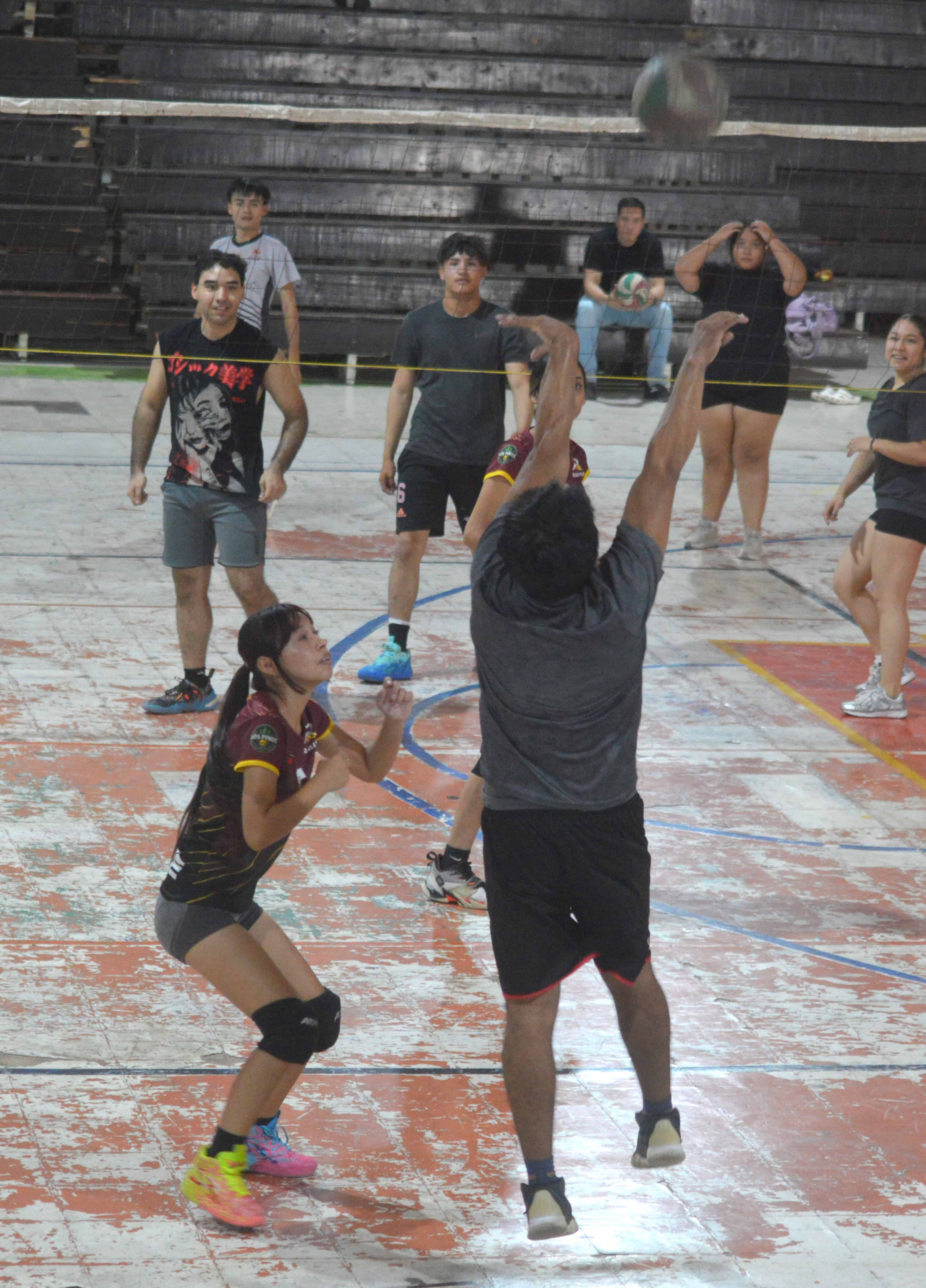 Bulls vencen a Shadows en el Gimnasio Municipal Milo Mart&iacute;nez