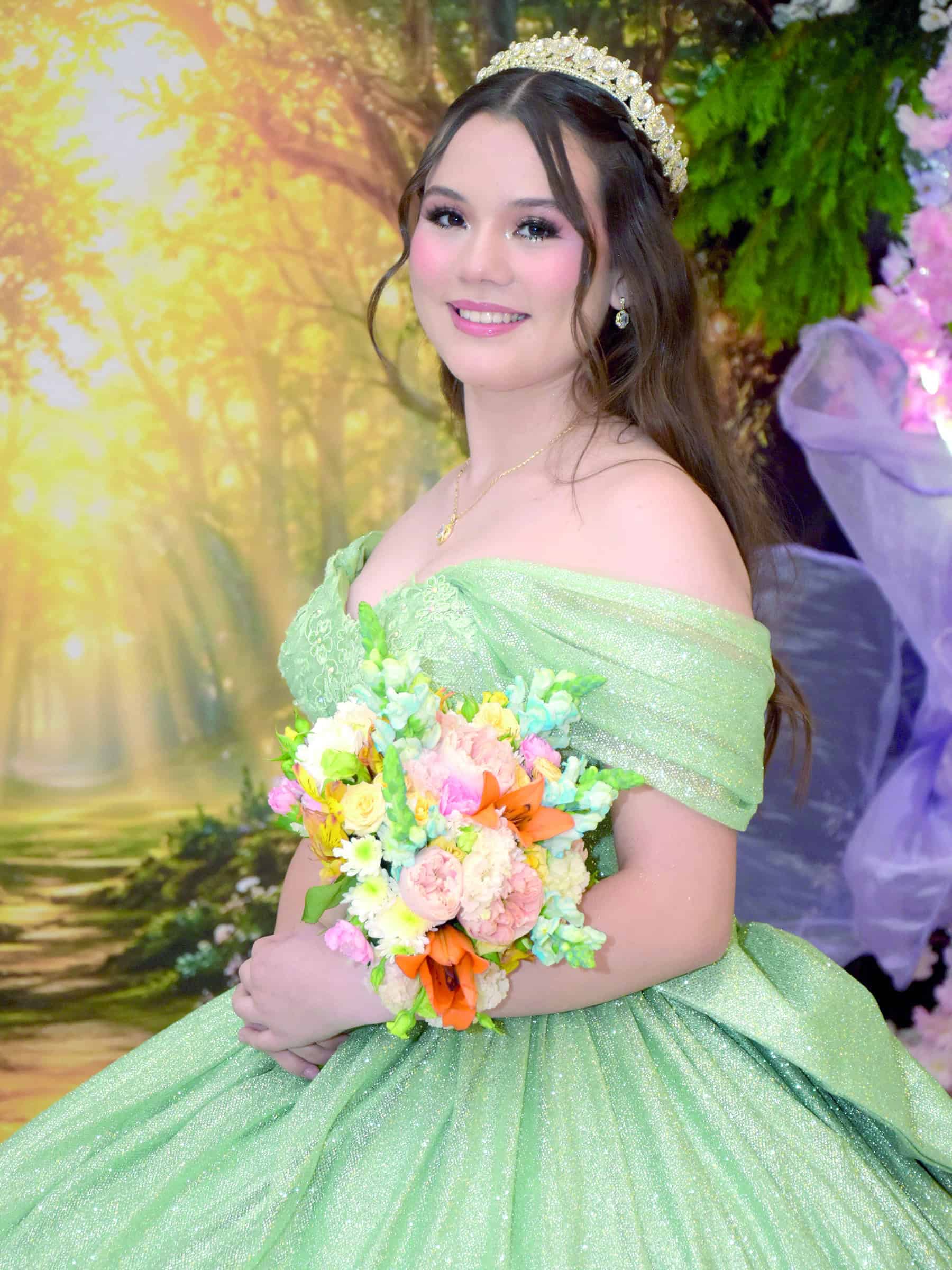 Alisson Salinas celebra sus quince a&ntilde;os: emotiva ceremonia