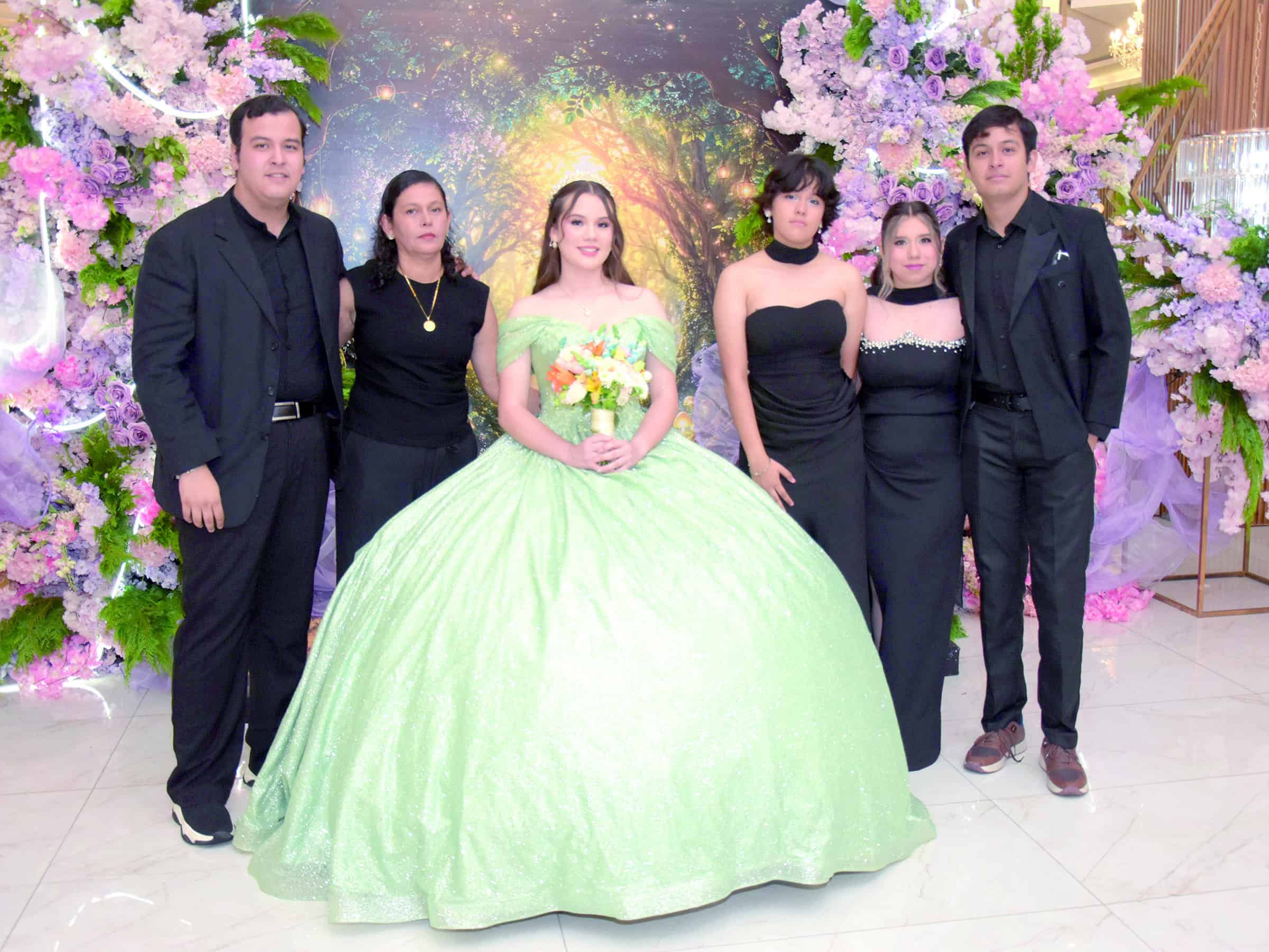 Alisson Salinas celebra sus quince a&ntilde;os: emotiva ceremonia