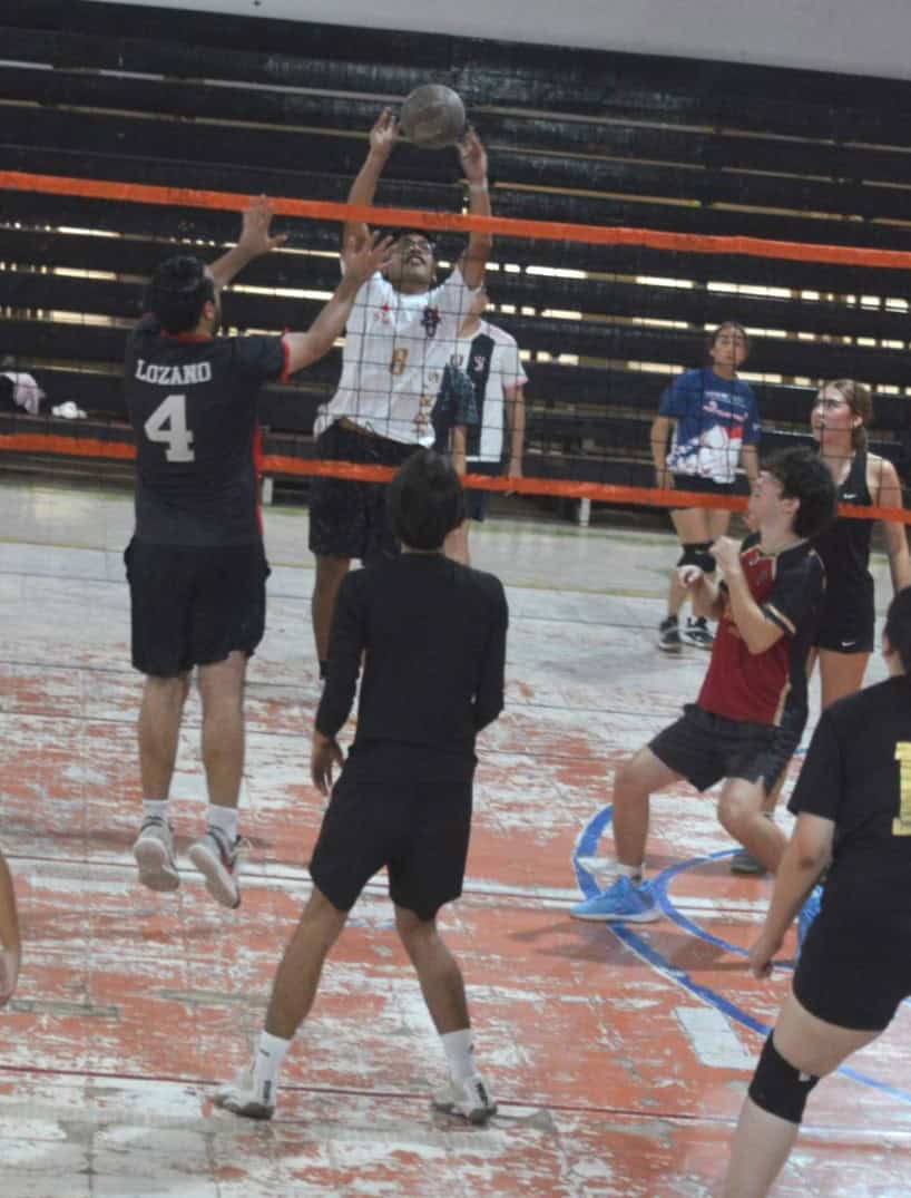 F&eacute;nix gana en dram&aacute;tico partido a Shadows en voleibol