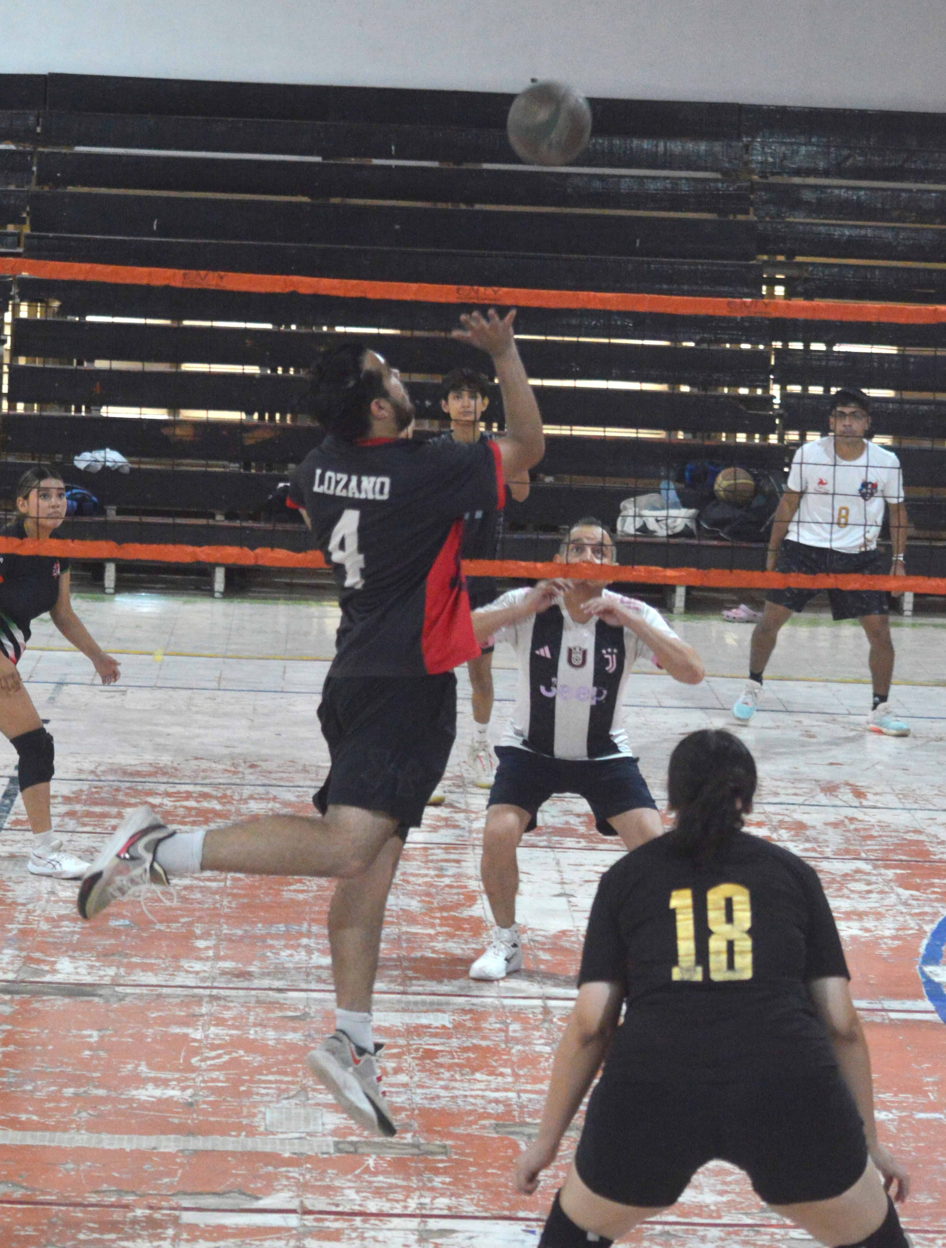 Fénix gana en dramático partido a Shadows en voleibol Fénix gana en dramático partido a Shadows en voleibol